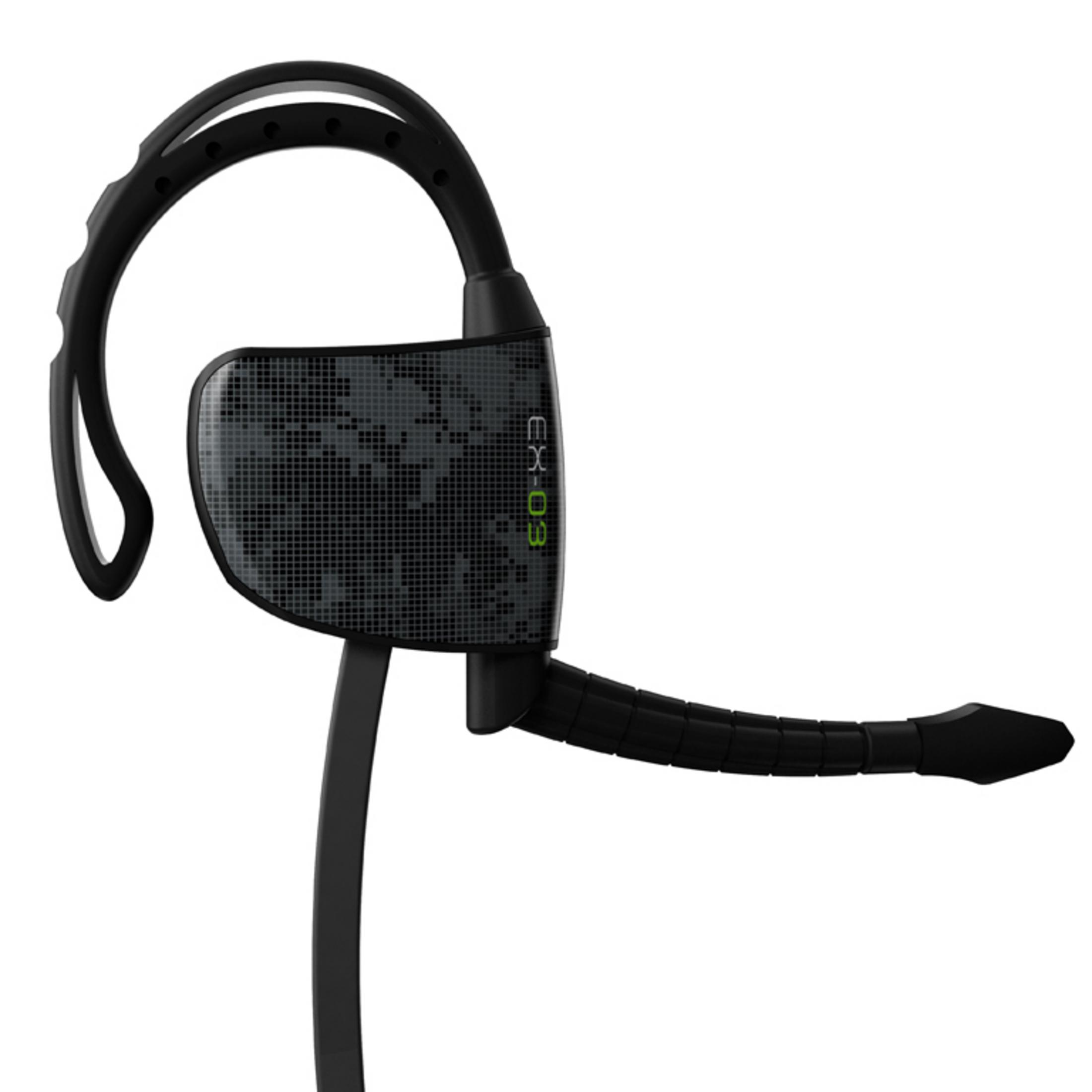 Schwarzes Headset mit einem tarnmusterartigen Ohrhörer. Das Headset hat einen flexiblen Arm und ein Mikrofon.