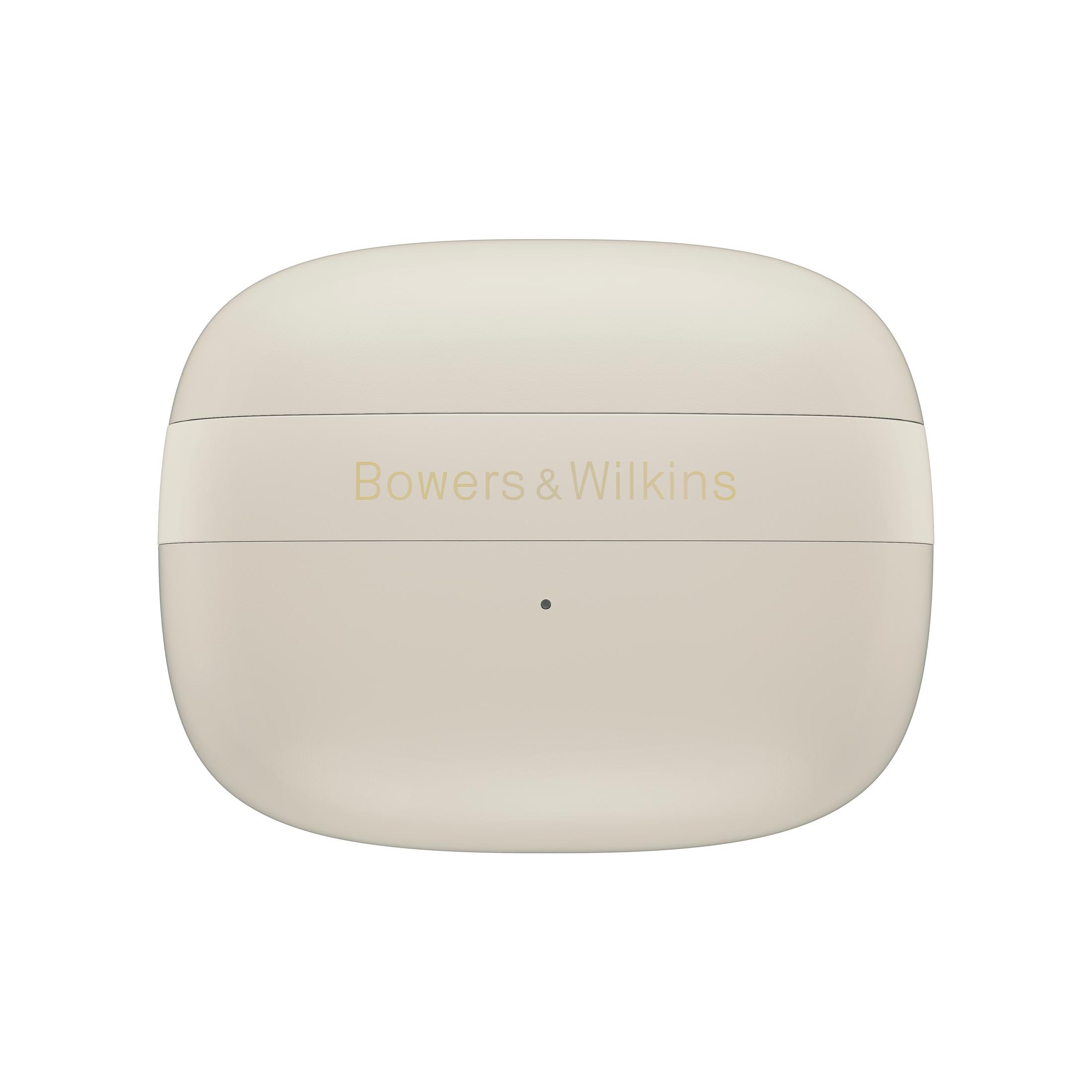 Ein beiges Bowers & Wilkins Ohrhörer-Ladecase. Der Markenname ist auf dem Case aufgedruckt.
