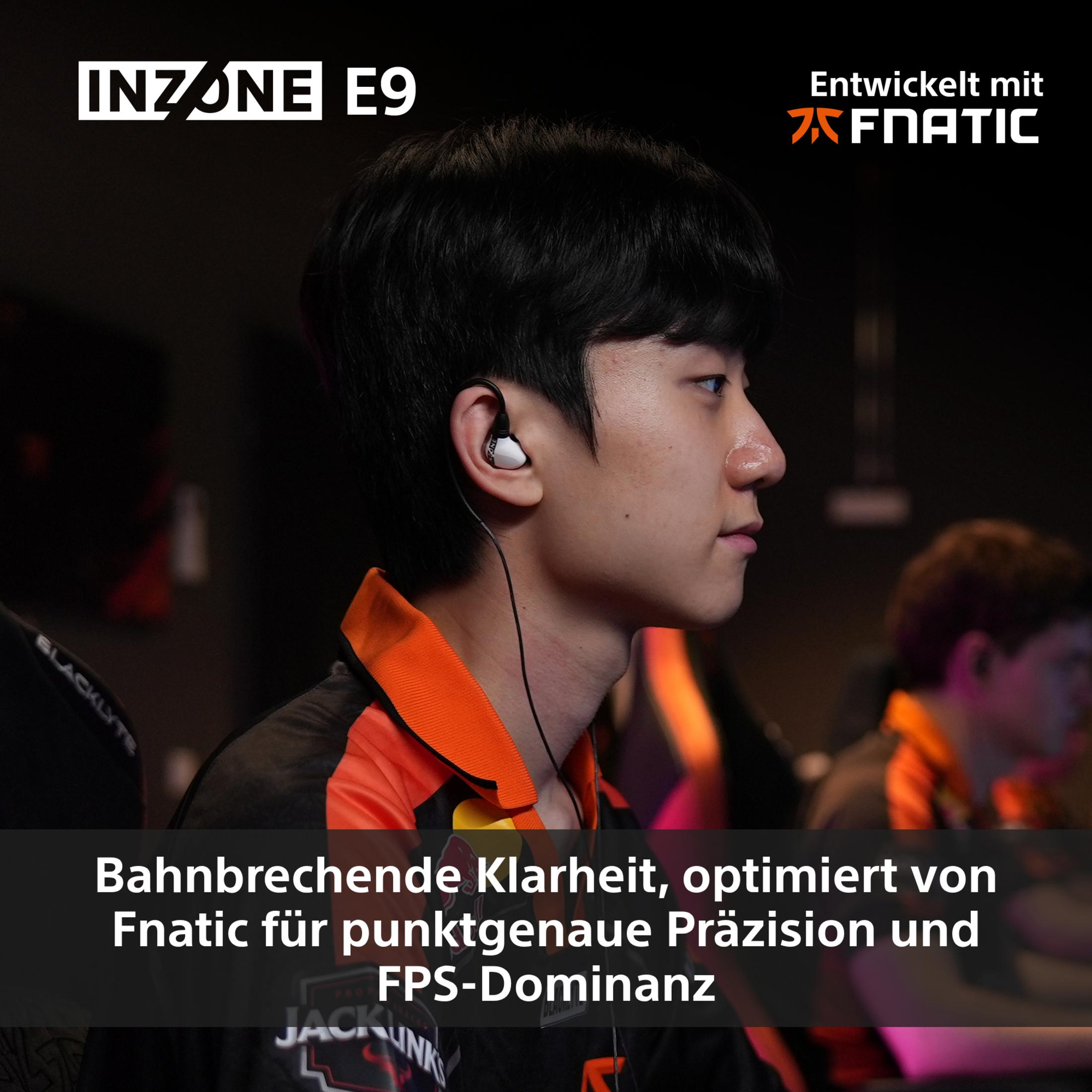 Mężczyzna w pomarańczowej koszuli i słuchawkach. W tle słowa INZONE E9, FNATIC i hasło o przejrzystości.
