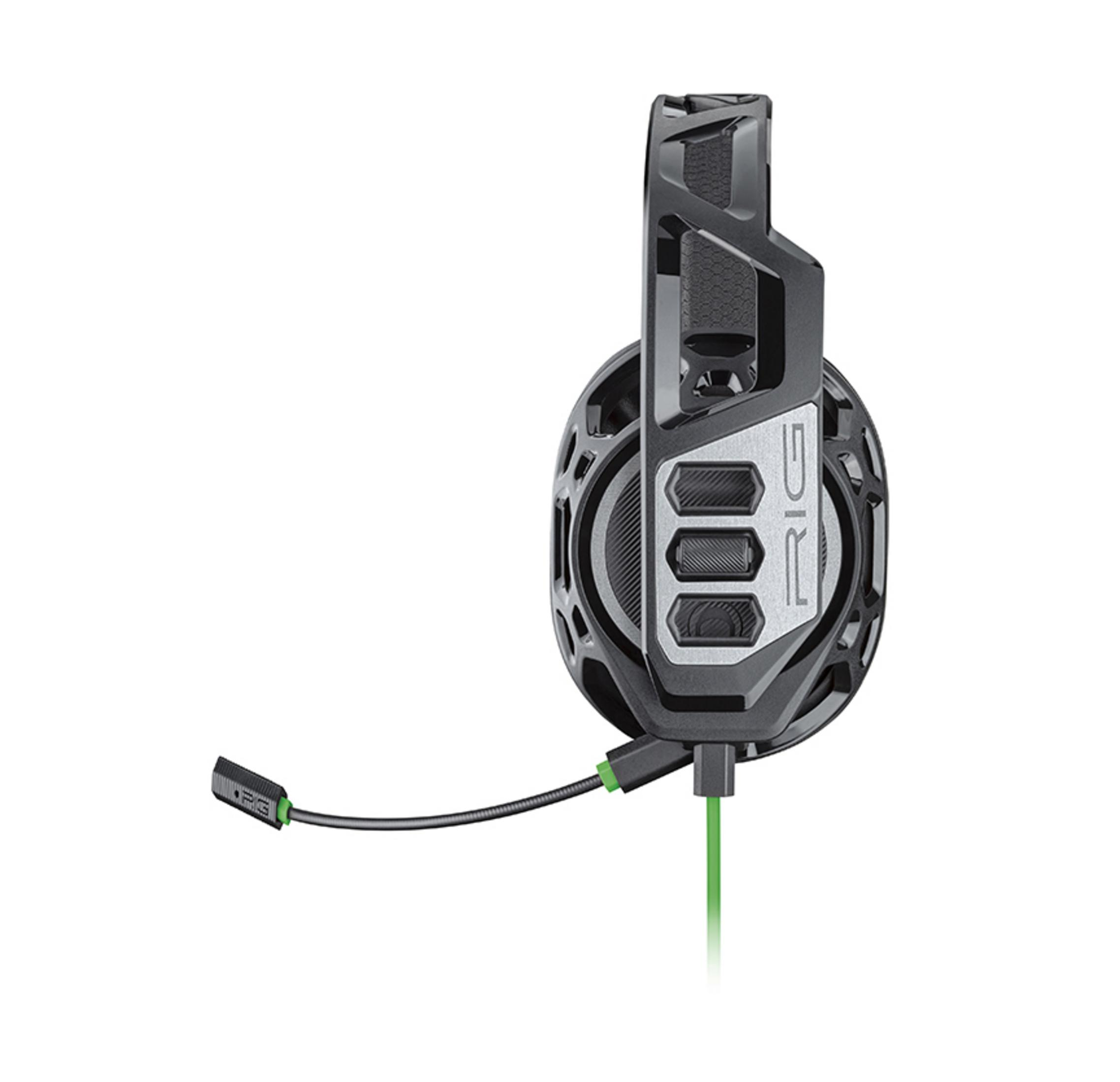 Schwarzes und silbernes RIG-Gaming-Headset mit grünem Mikrofon und Kabel auf weißem Hintergrund.