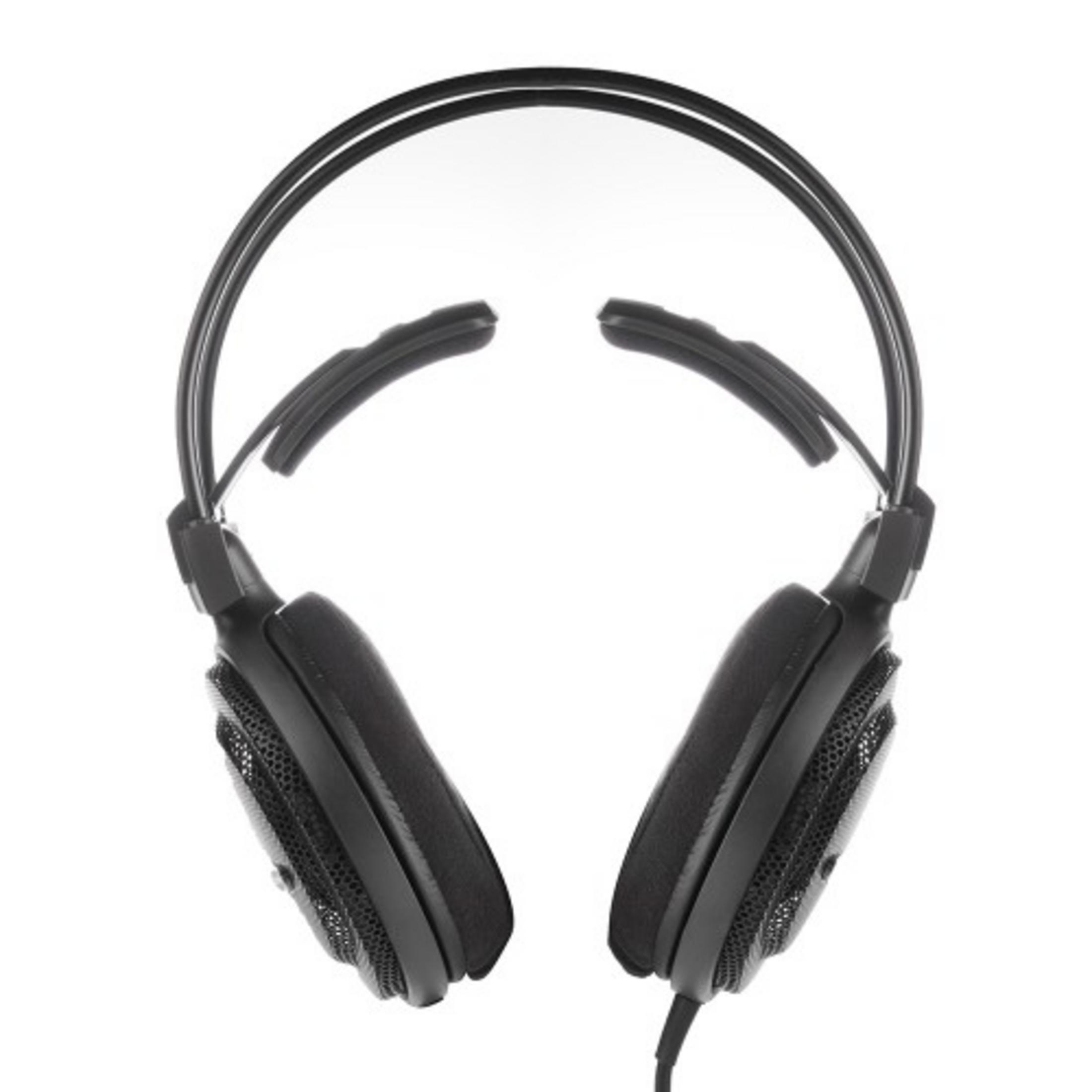 Auriculares negros sobre fondo blanco. Los auriculares tienen una diadema curvada y copas supraaurales. El fondo es blanco.