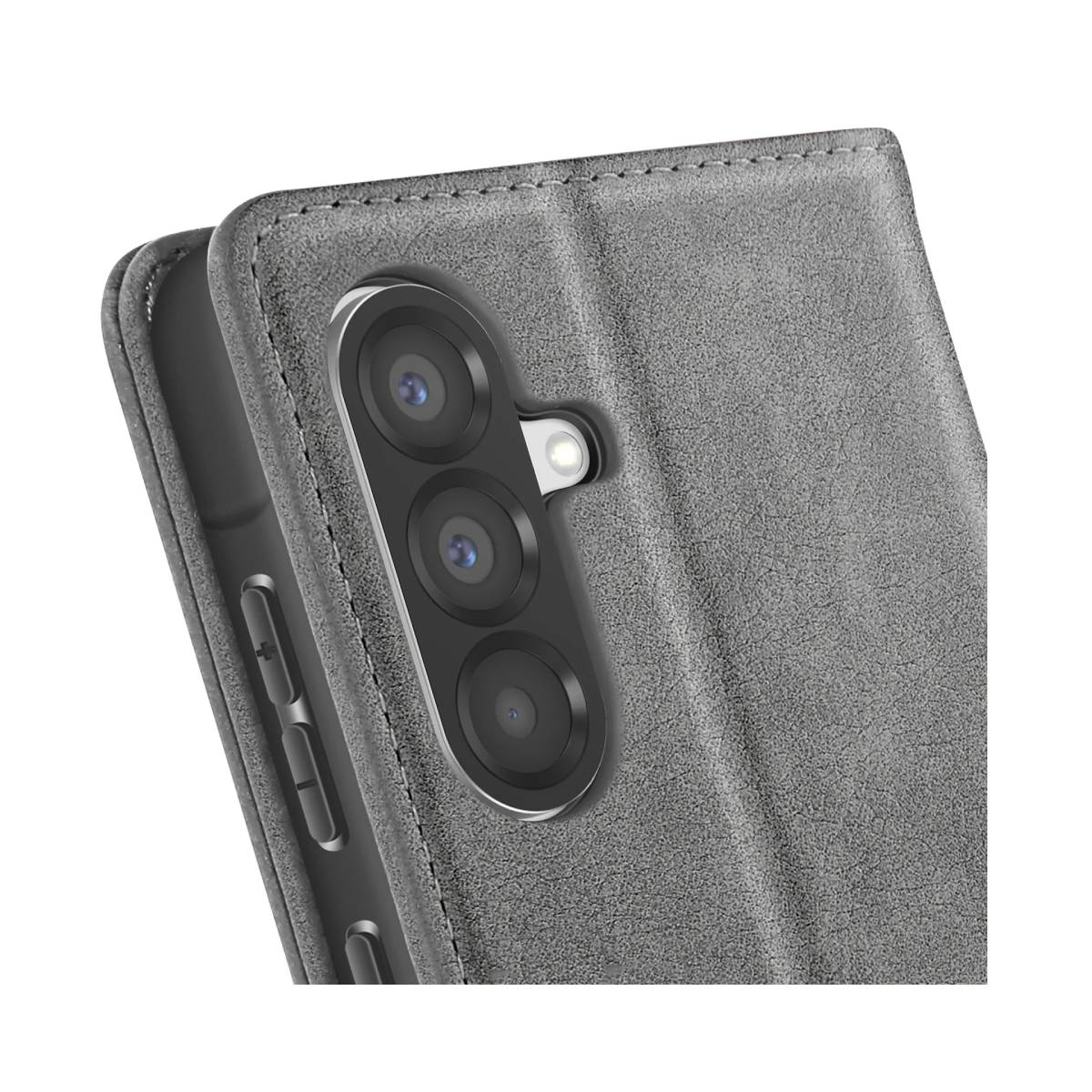 Primo piano di una custodia grigia per telefono con una fotocamera a tre obiettivi. La custodia è realizzata in materiale strutturato e presenta cuciture.