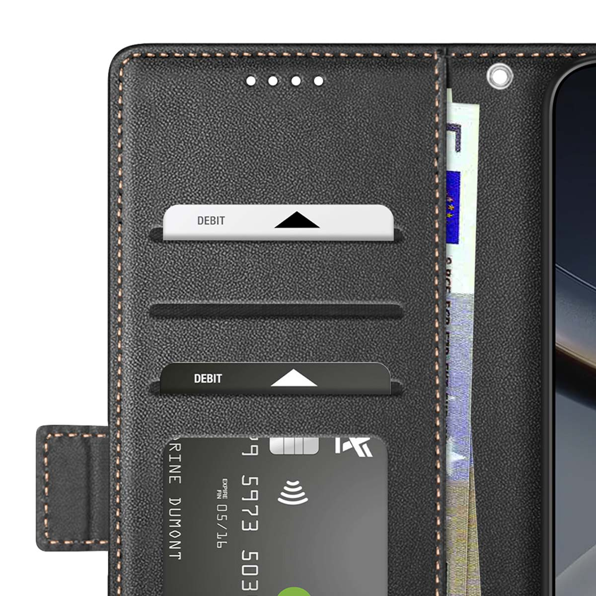Custodia per telefono in pelle nera con fessure per carte. È visibile una carta di debito. Una carta di credito è parzialmente visibile. Il telefono è a destra.