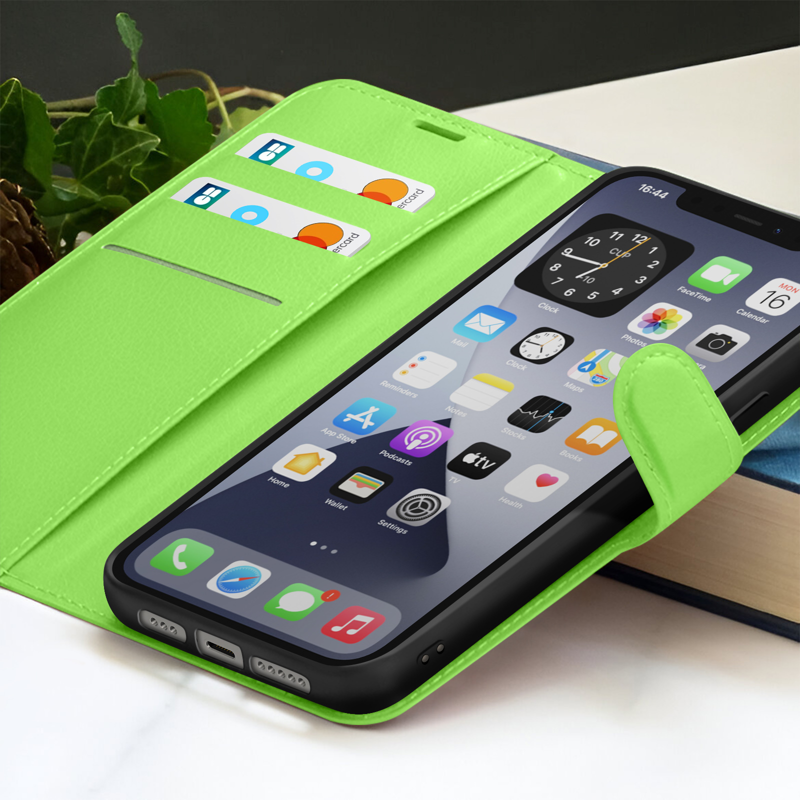 Un smartphone avec une application horloge est dans un étui vert citron. Des cartes de crédit sont visibles dans l'étui. Un livre en arrière-plan.
