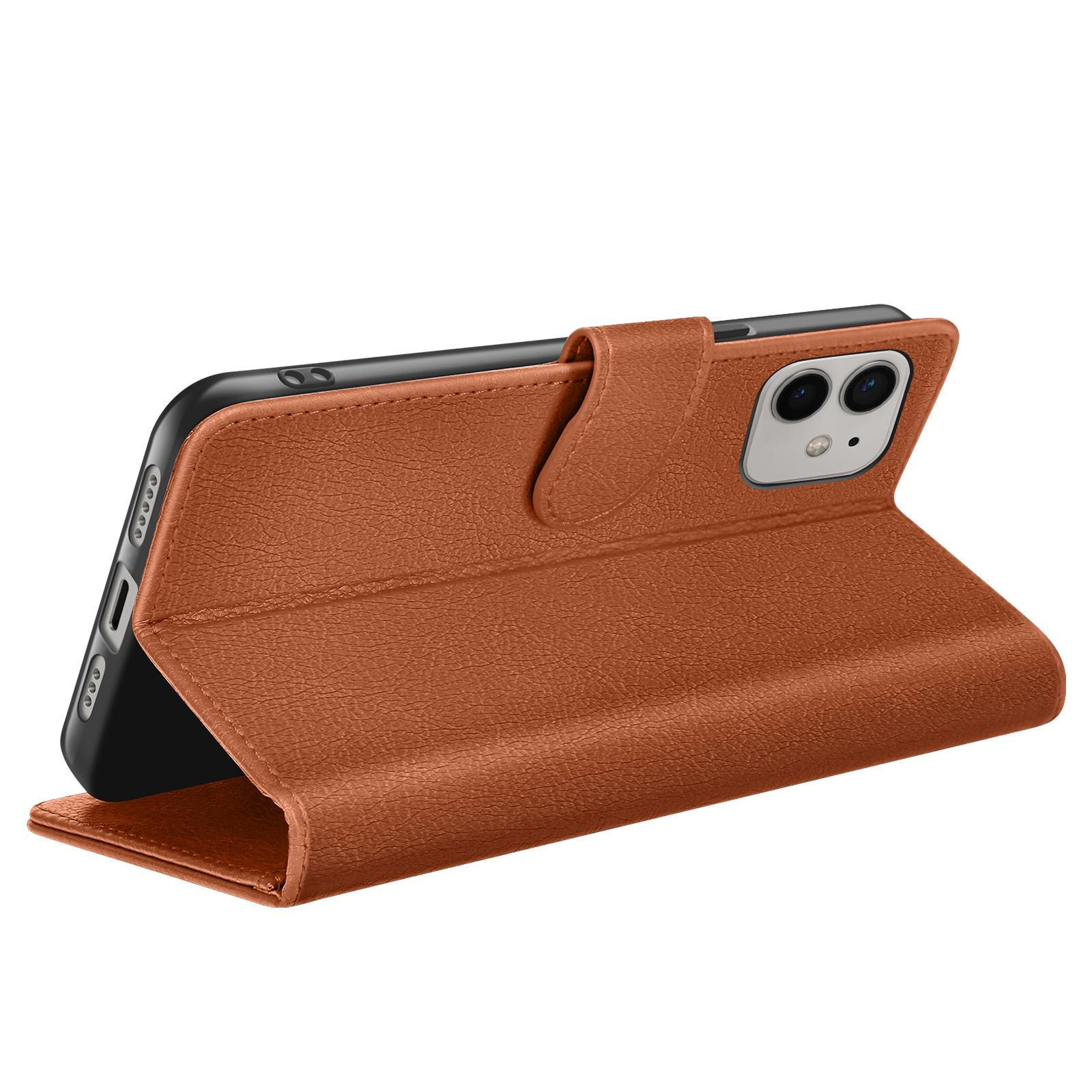 Een open bruine leren telefoonhoes met een zwarte telefoon erin. De hoes heeft een flapsluiting en de camera van de telefoon is zichtbaar.