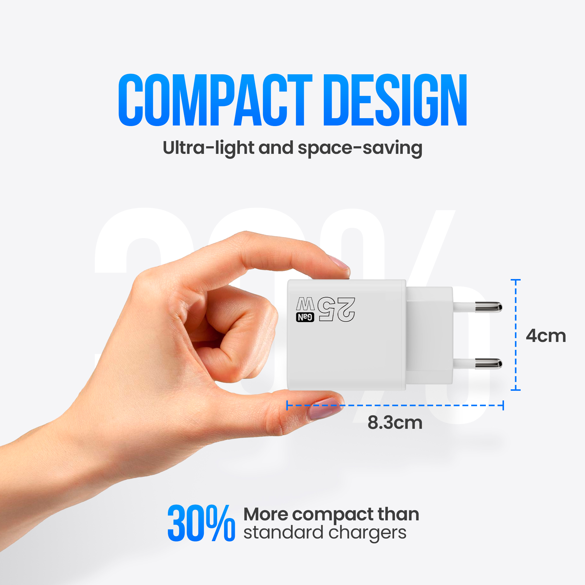 Une main tient un chargeur blanc, avec dimensions. Le texte indique une conception compacte, 30% plus petite que les chargeurs standards.