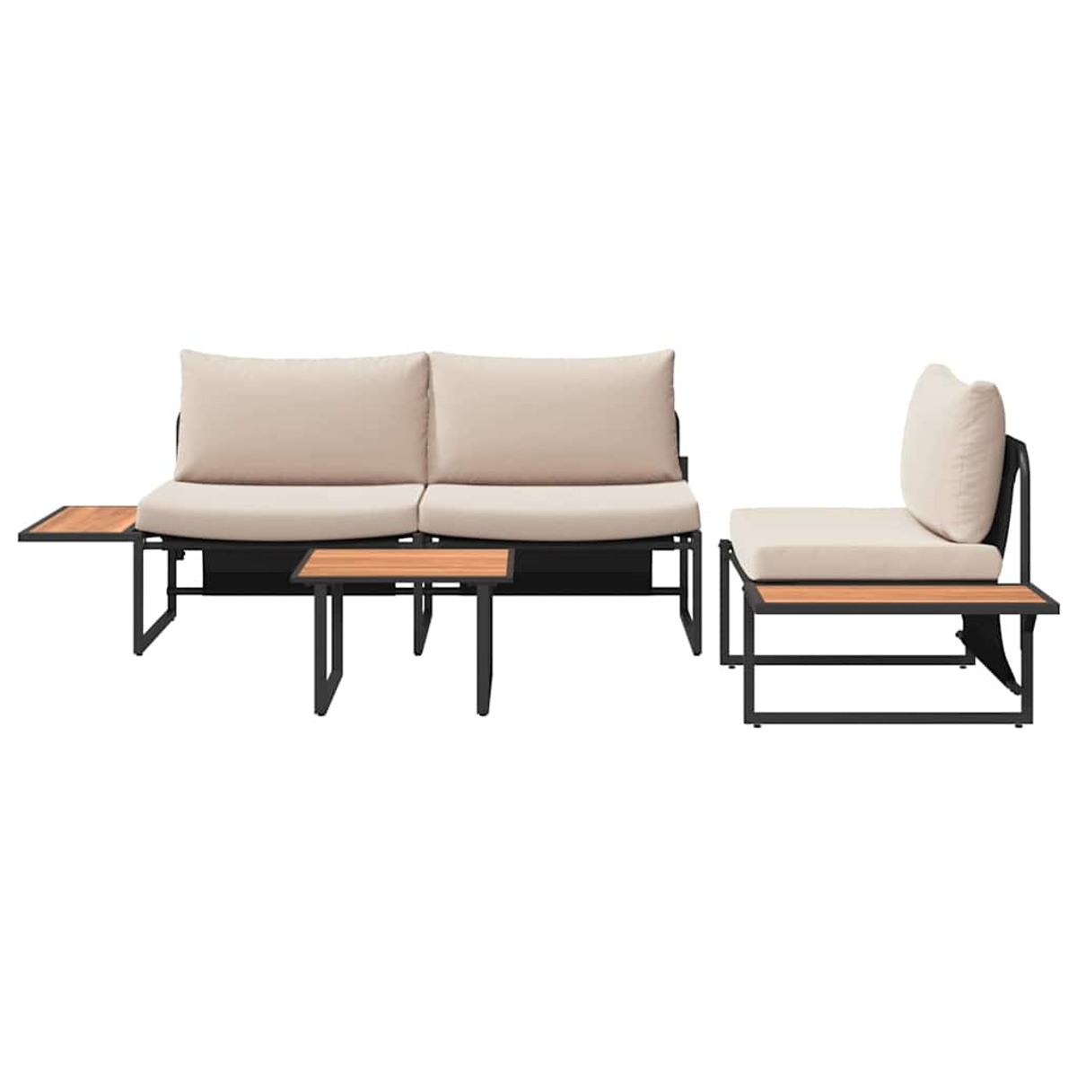 Gartenmöbel-Set: ein Zweisitzer-Sofa, ein Einzelstuhl und zwei kleine Tische, alle mit schwarzen Rahmen, beigen Kissen und Holzoberflächen.