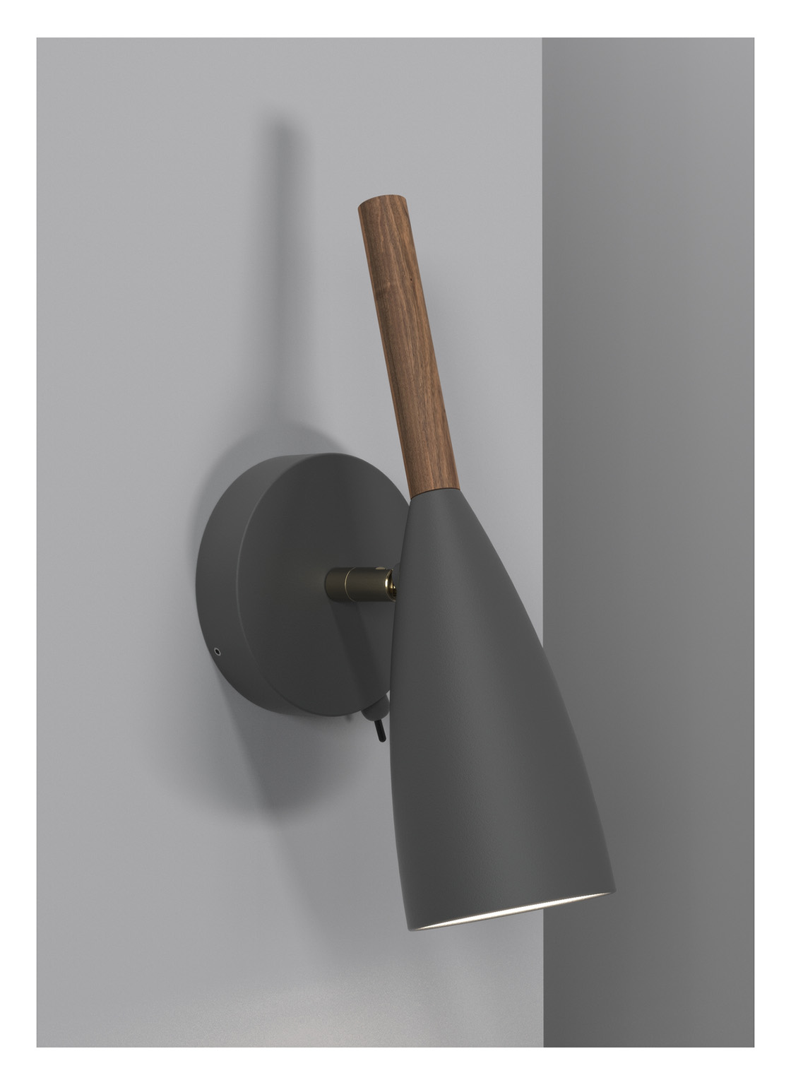 Eine moderne Wandlampe mit grauem, konischem Schirm und Holzarm. Sie ist an einer grauen Wand befestigt.