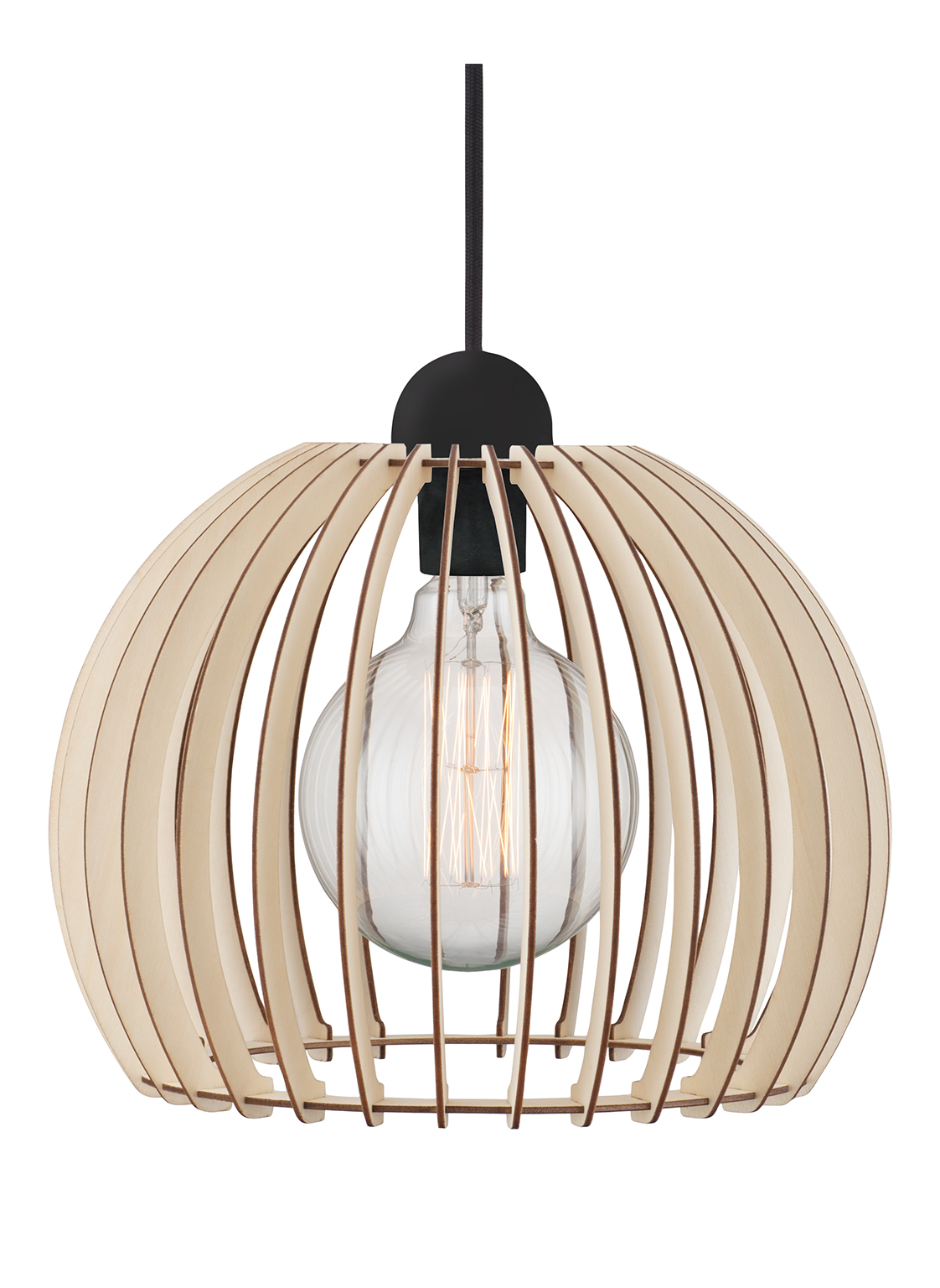 Eine Pendelleuchte mit Holzschirm. Im Schirm befindet sich eine Glühbirne aus Klarglas. Die Lampe hängt an einem schwarzen Kabel und einer schwarzen Abdeckung.