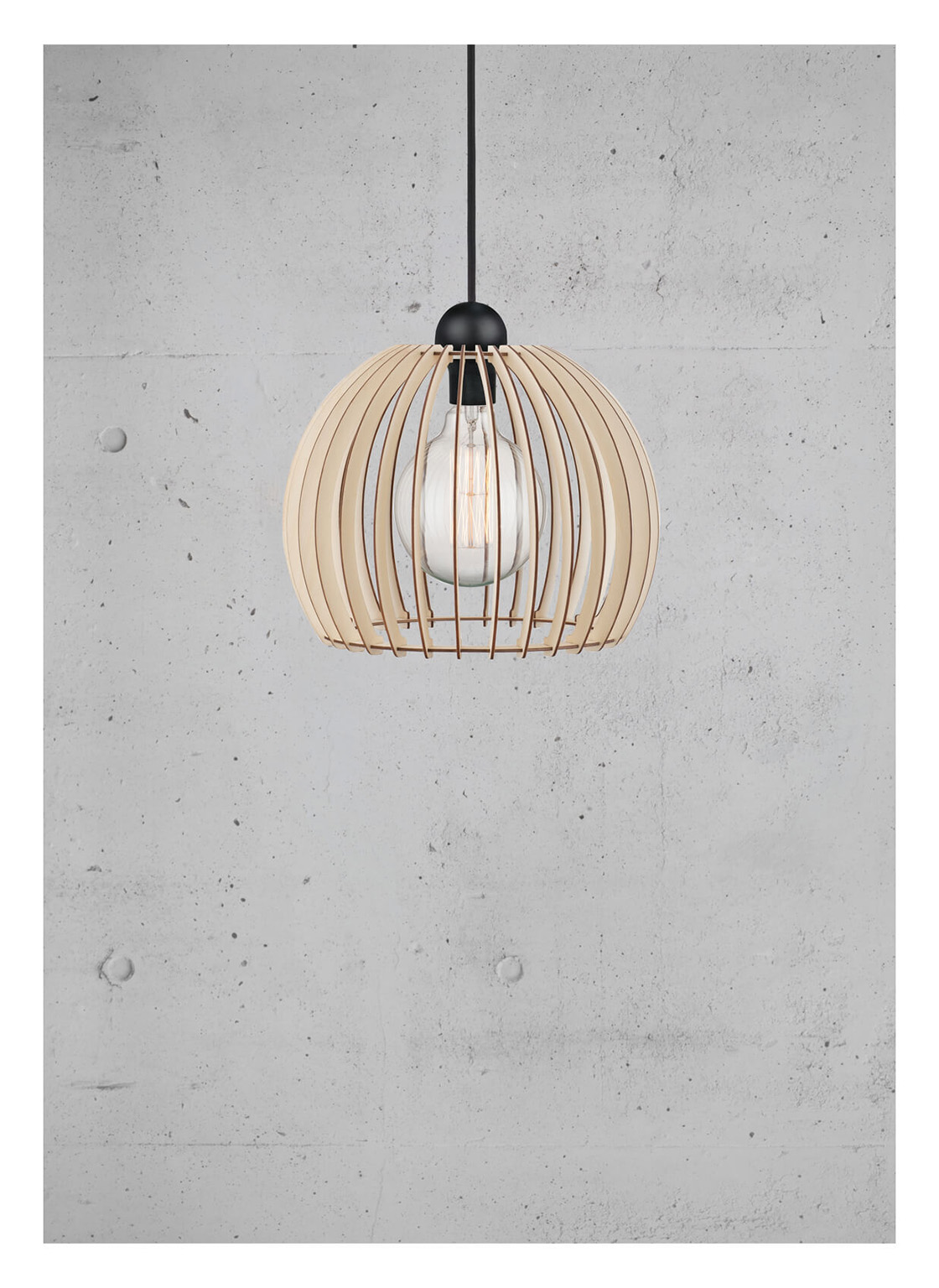 Ein Holzlampenschirm mit Glühbirne hängt vor einer grauen Betonwand. Der Lampenschirm hat ein kugelförmiges Design.