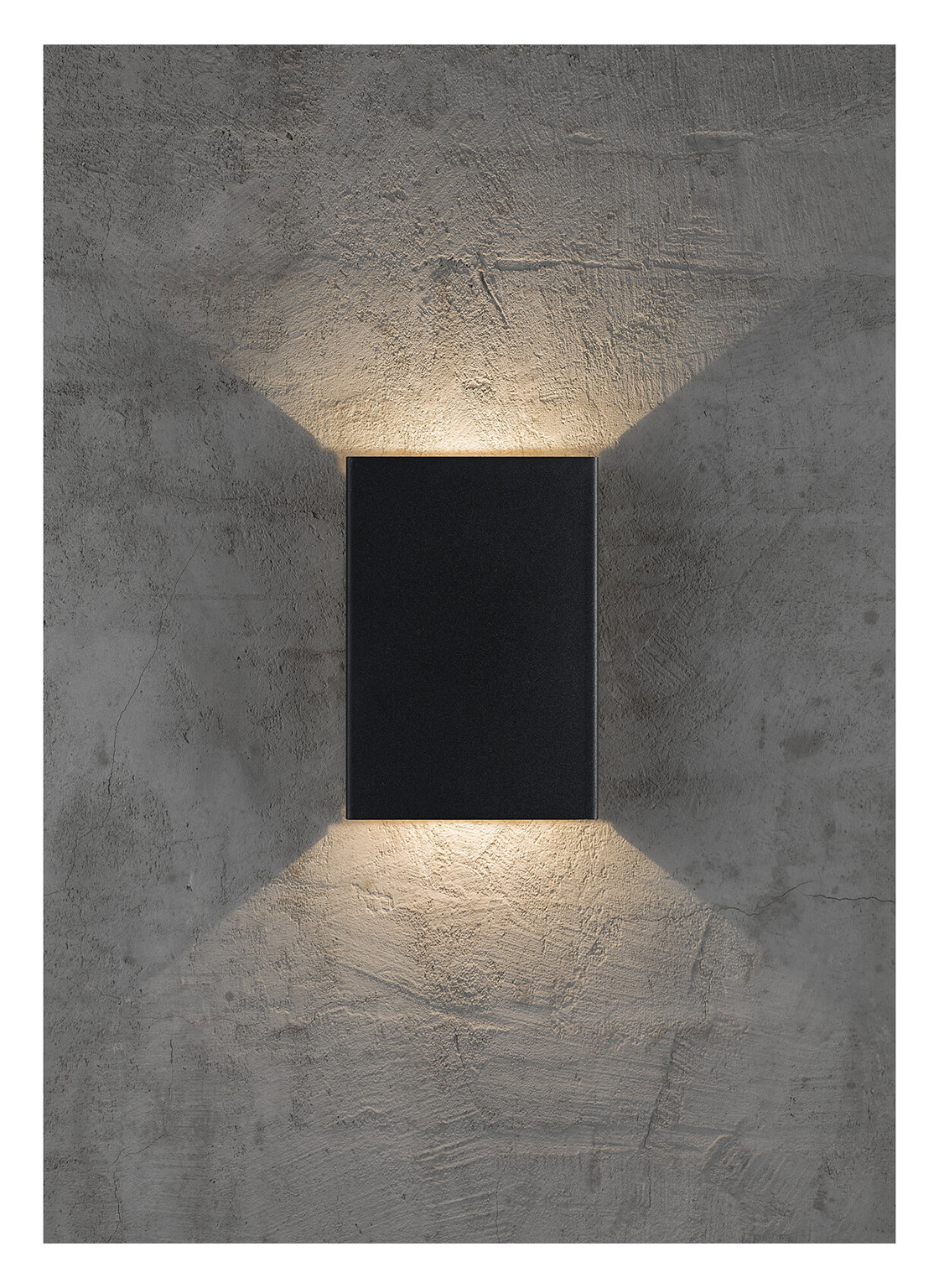 Eine schwarze, quadratische Wandleuchte ist an einer strukturierten, grauen Betonwand angebracht. Licht geht von der Ober- und Unterseite der Lampe aus.
