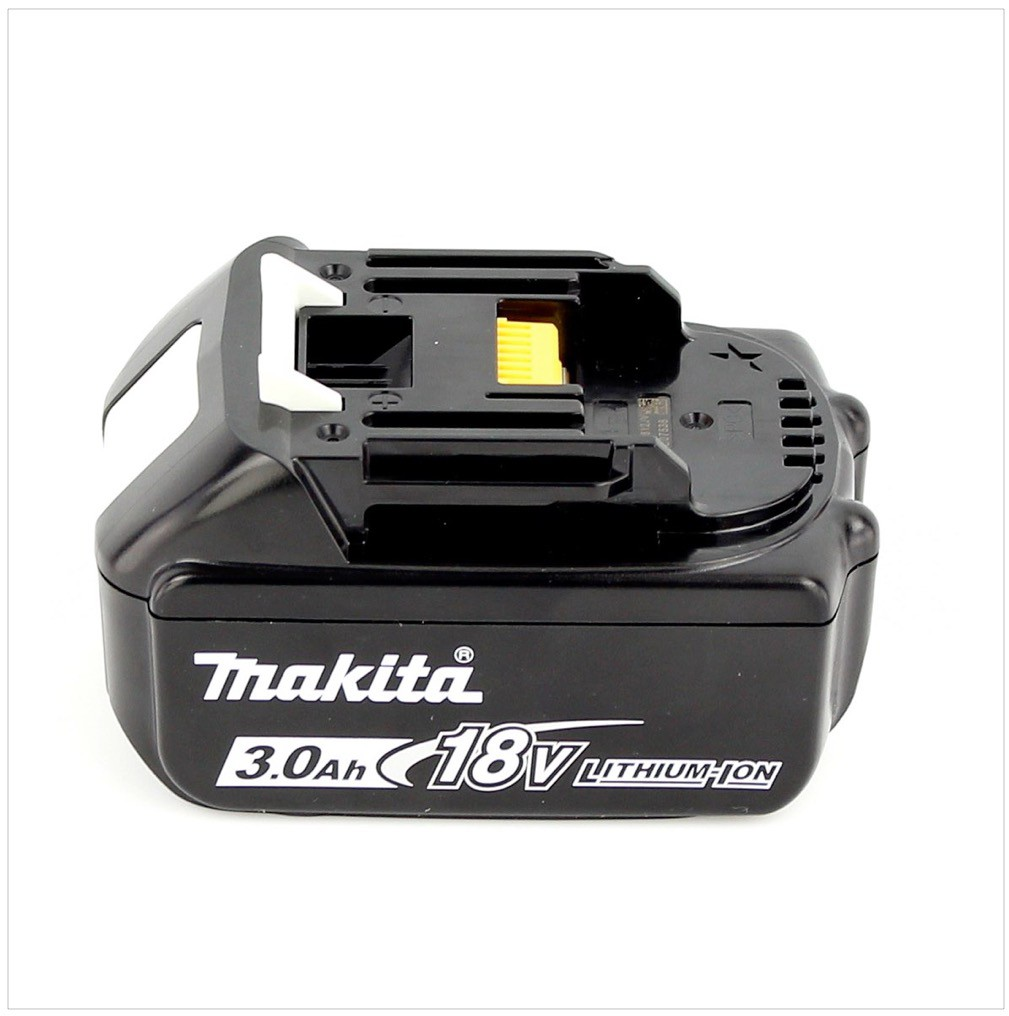Ein schwarzer Makita 18V 3.0Ah Lithium-Ionen-Akku liegt auf einer weißen Oberfläche. Der Akku hat weißen Text und ein gelbes Bauteil.