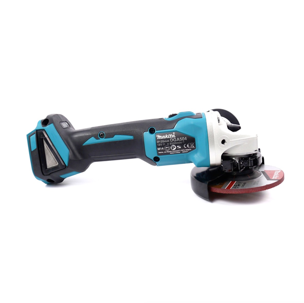 Ein Makita DGA504 Winkelschleifer. Er hat einen schwarz-blauen Körper, einen silbernen Kopf und eine rote Schleifscheibe auf weißem Grund.