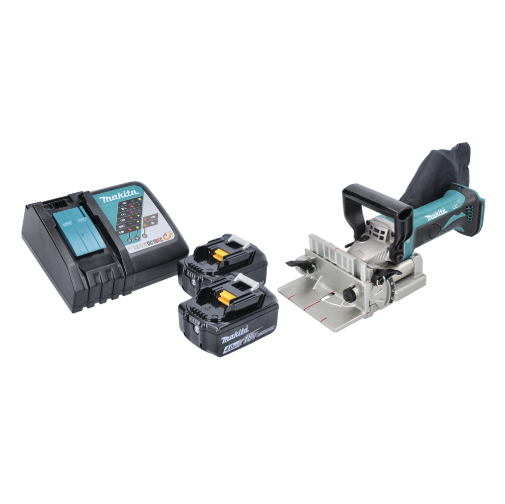 Ein Makita-Elektrowerkzeug-Set mit Ladegerät, zwei Akkus und einem Dübelfräser. Das Set befindet sich auf weißem Hintergrund.
