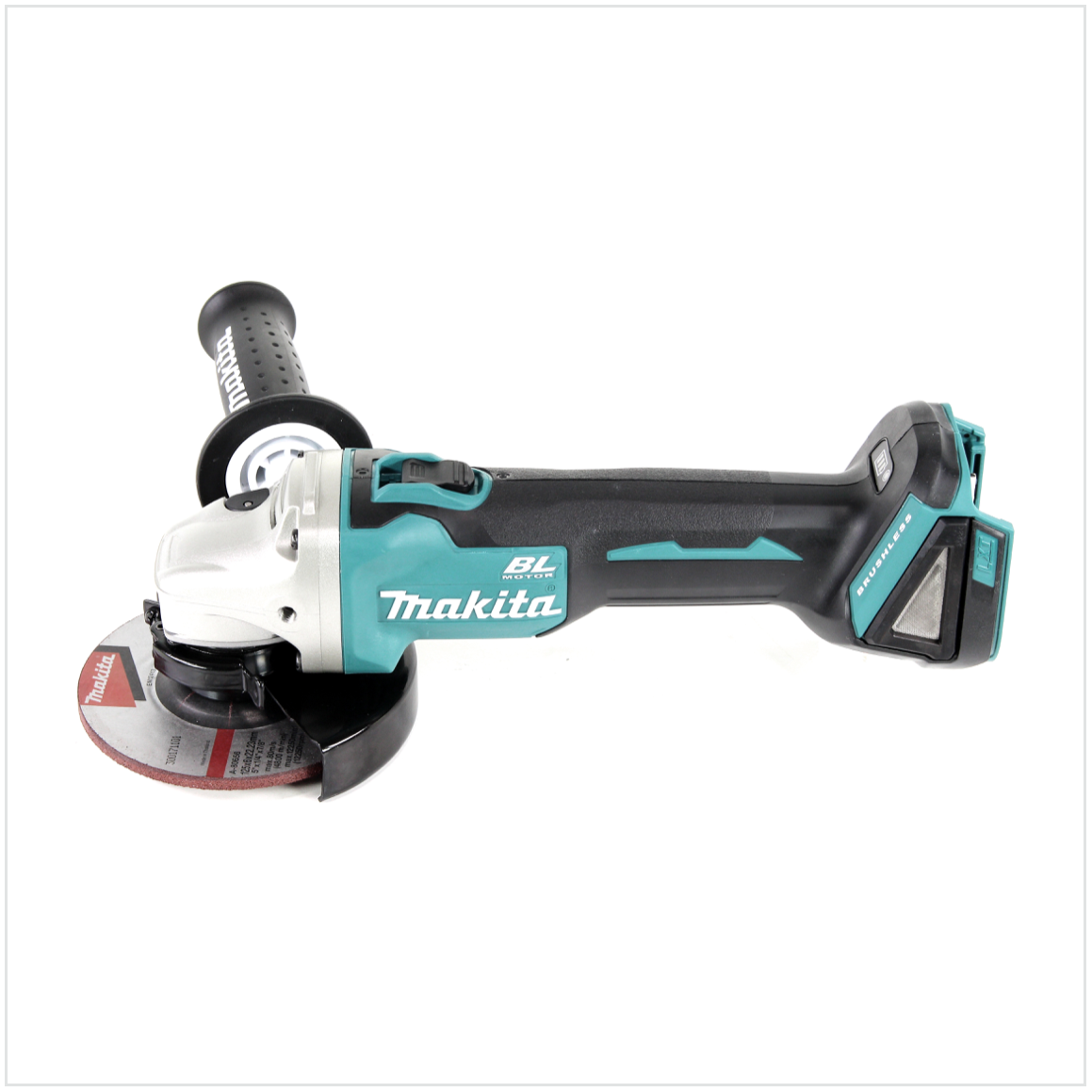 Ein Makita-Winkelschleifer. Er ist schwarz, teal und silber. Eine Schleifscheibe ist angebracht. Der Hintergrund ist weiß.