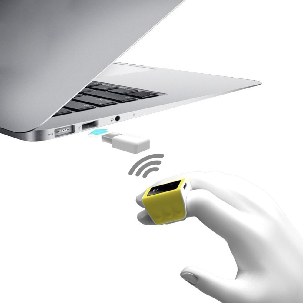 Un laptop, un ricevitore USB e un dispositivo giallo su una mano. Il dispositivo ha uno schermo ed emette segnale Wi-Fi.
