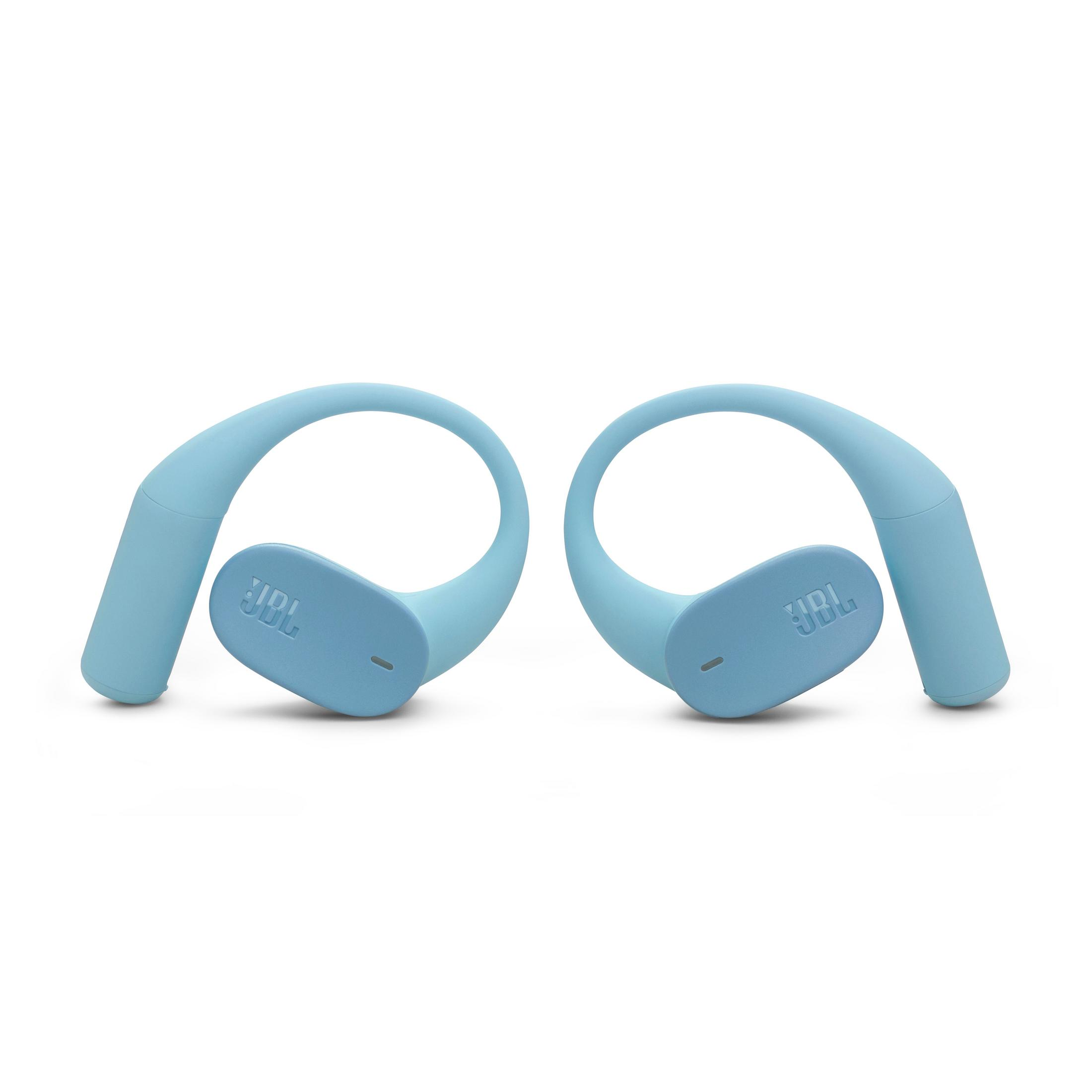Due cuffie auricolari JBL azzurro chiaro su sfondo bianco. Ognuna ha un gancio per l'orecchio curvo e il logo JBL.