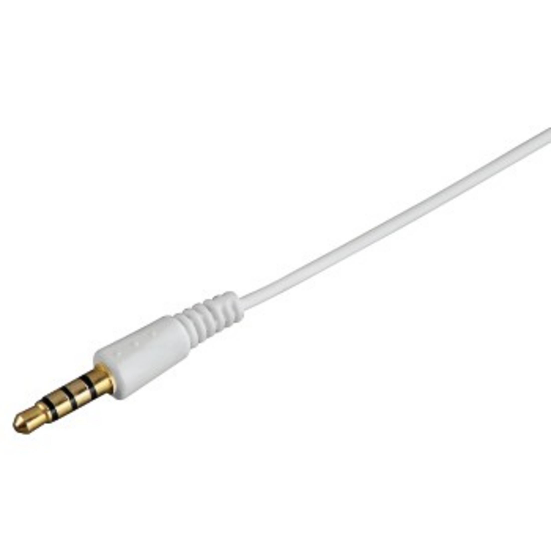 Ein weißes Audiokabel. Der Stecker ist gold und schwarz. Das Kabel ist weiß.