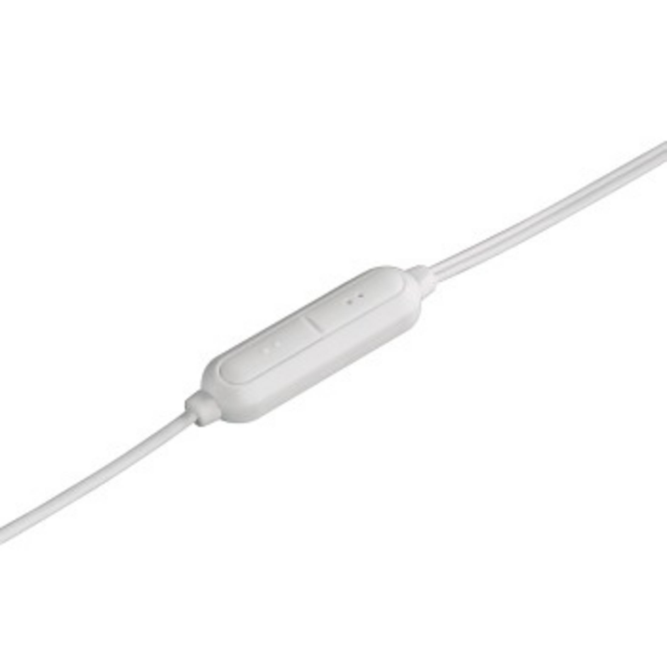 Ein weißer Kopfhörer-Controller mit zwei Tasten ist mit dünnen weißen Kabeln verbunden.