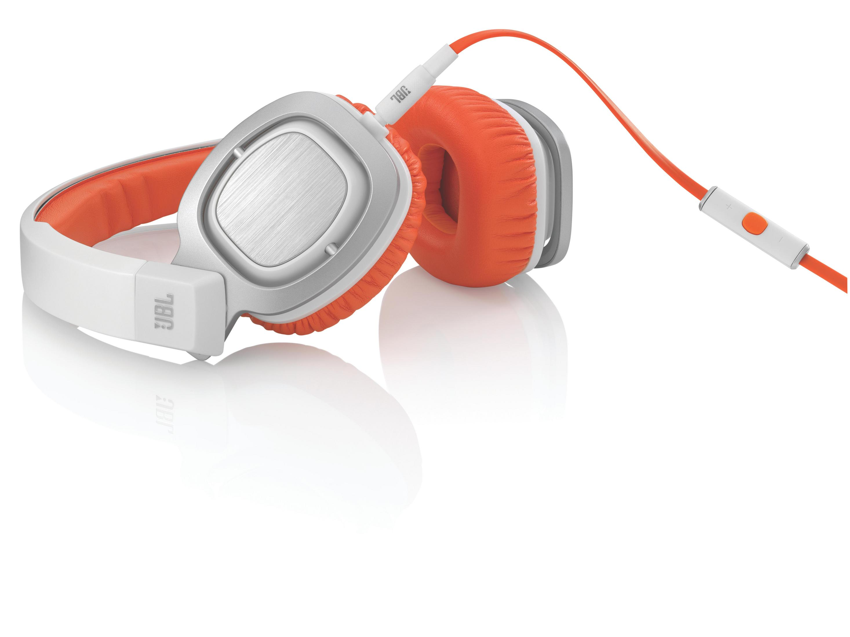 Casque JBL blanc et orange avec des détails argentés. Le câble est orange avec une commande blanche, sur fond blanc.