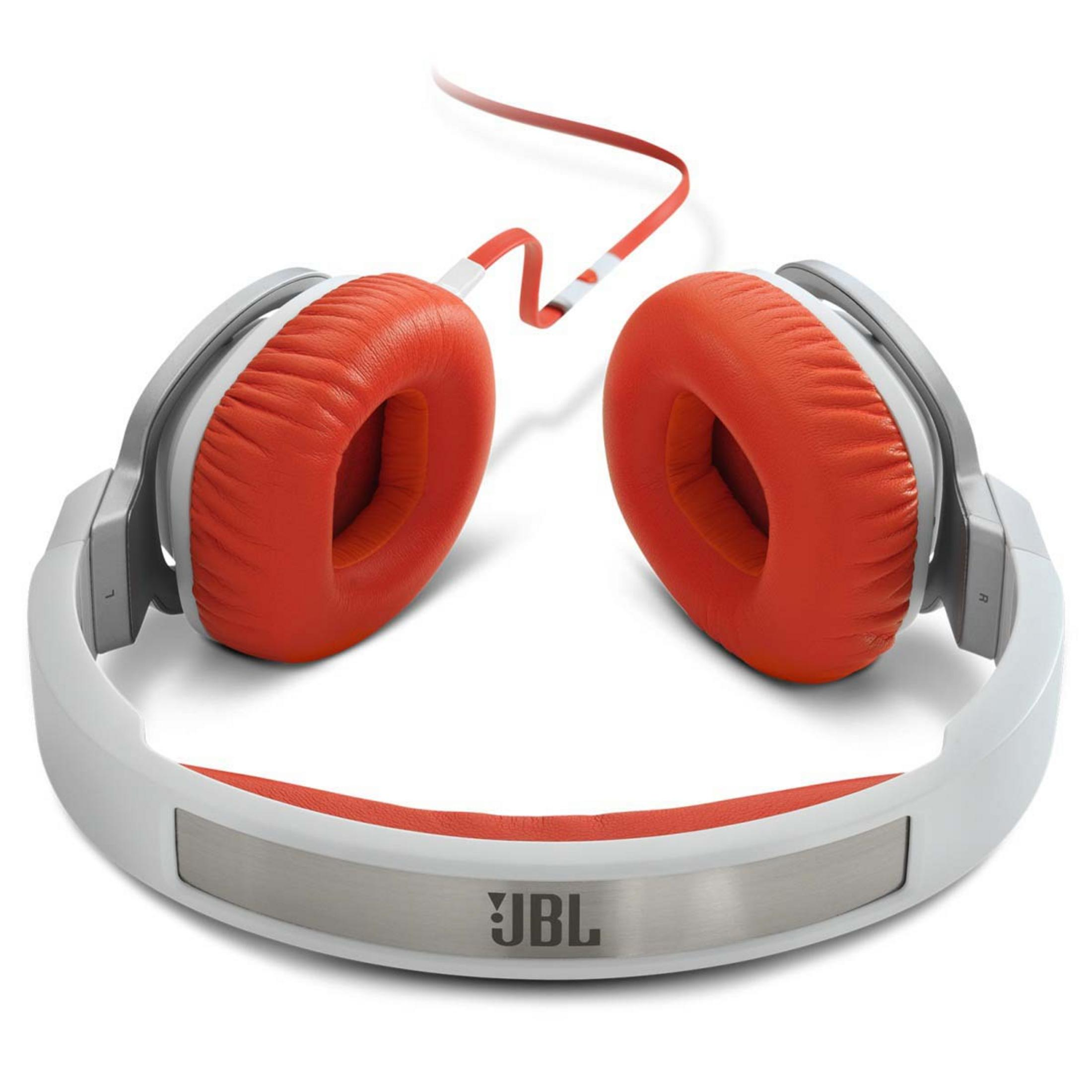 Casque JBL blanc et gris avec oreillettes orange. Un câble rouge relie les oreillettes. Le logo de la marque est visible.