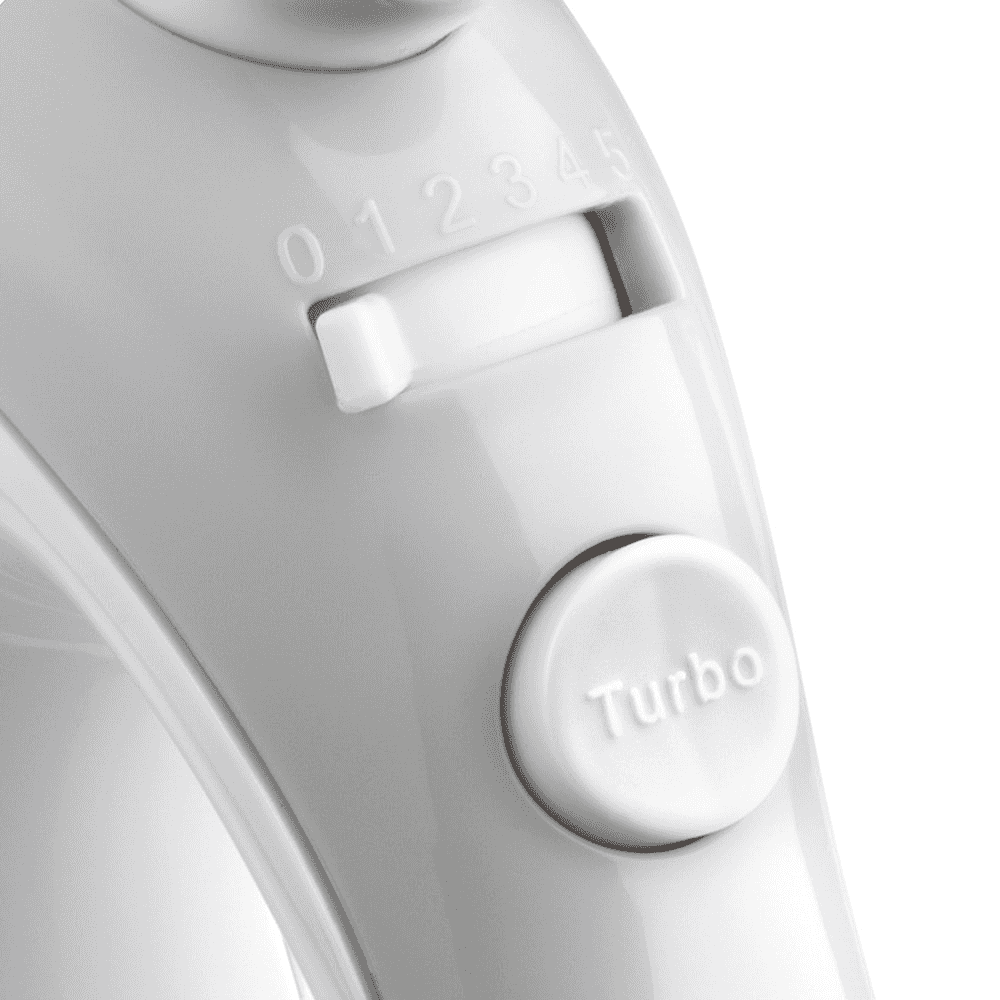 Primer plano de un mando de juego blanco. Tiene un deslizador con números y un botón "Turbo".