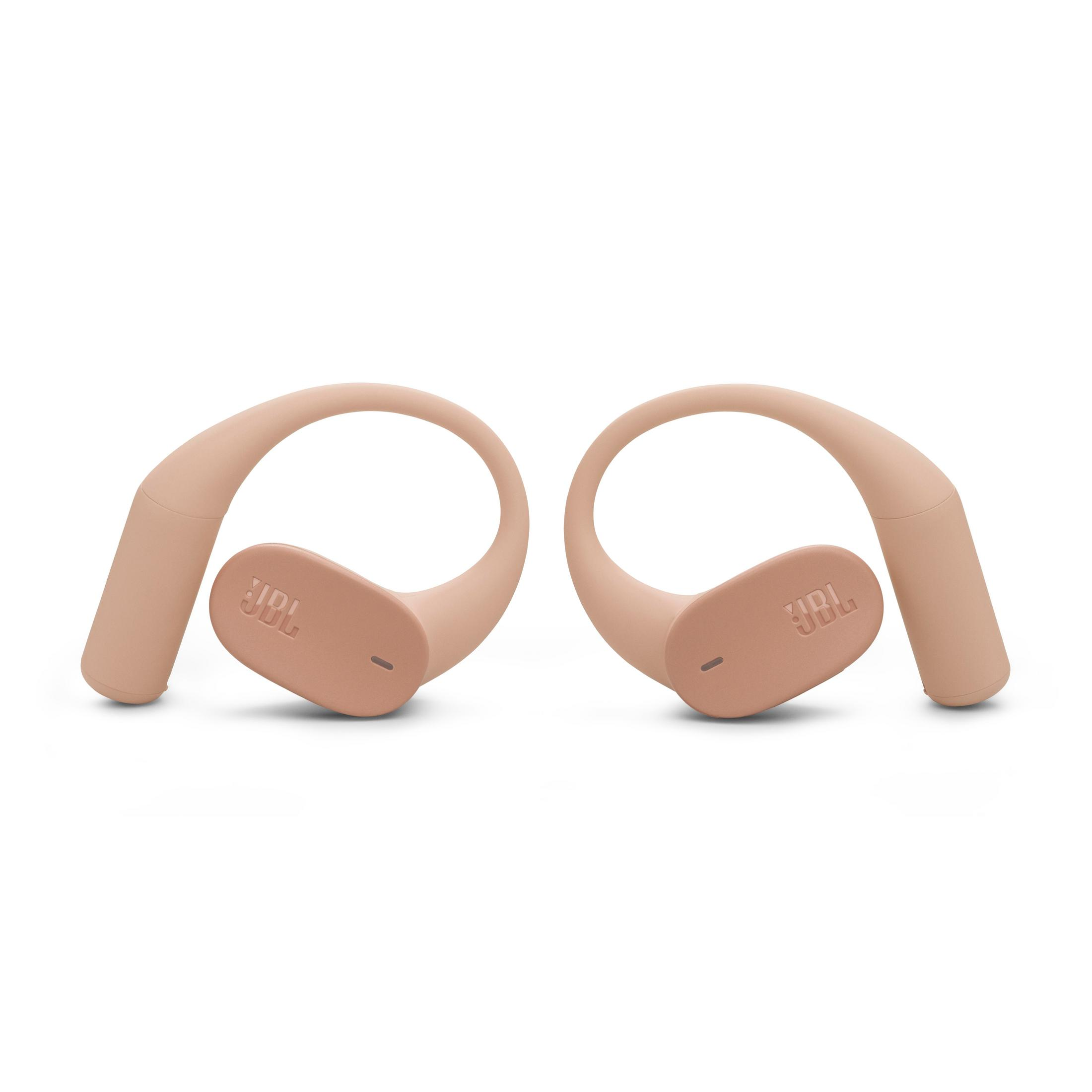 Due auricolari JBL marrone chiaro. Ognuno ha un anello, con il logo JBL sulla parte piatta che poggia nell'orecchio.