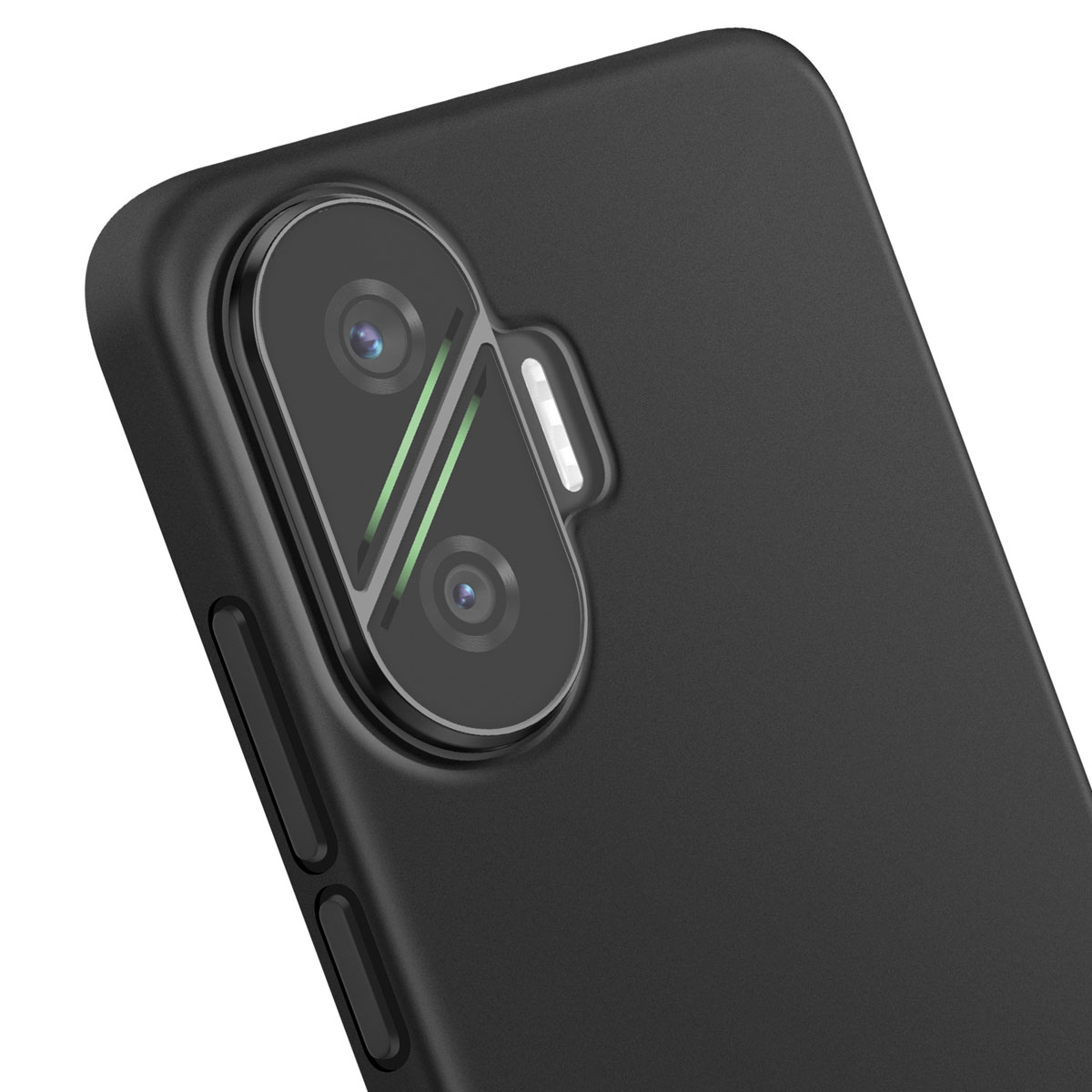 Gros plan sur une coque de téléphone noire. La coque possède des objectifs photo avec un flash. La surface est mate et les bords arrondis.