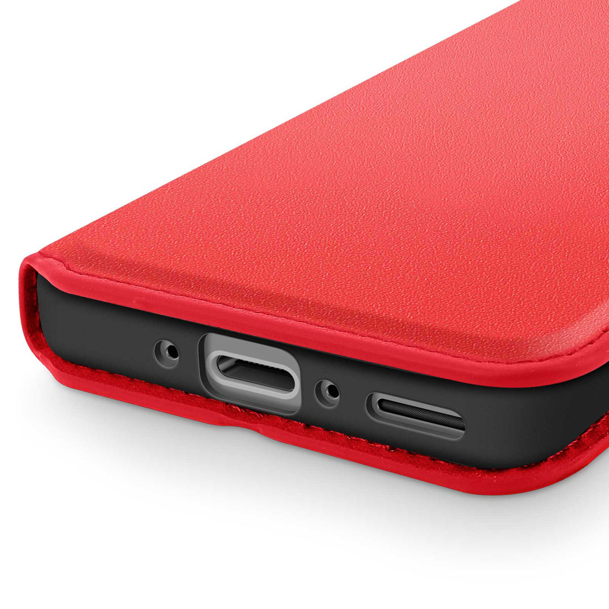 Primo piano di una custodia rossa per telefono con interno nero. La custodia ha ritagli per porte e altoparlanti, mostrando una porta di ricarica.