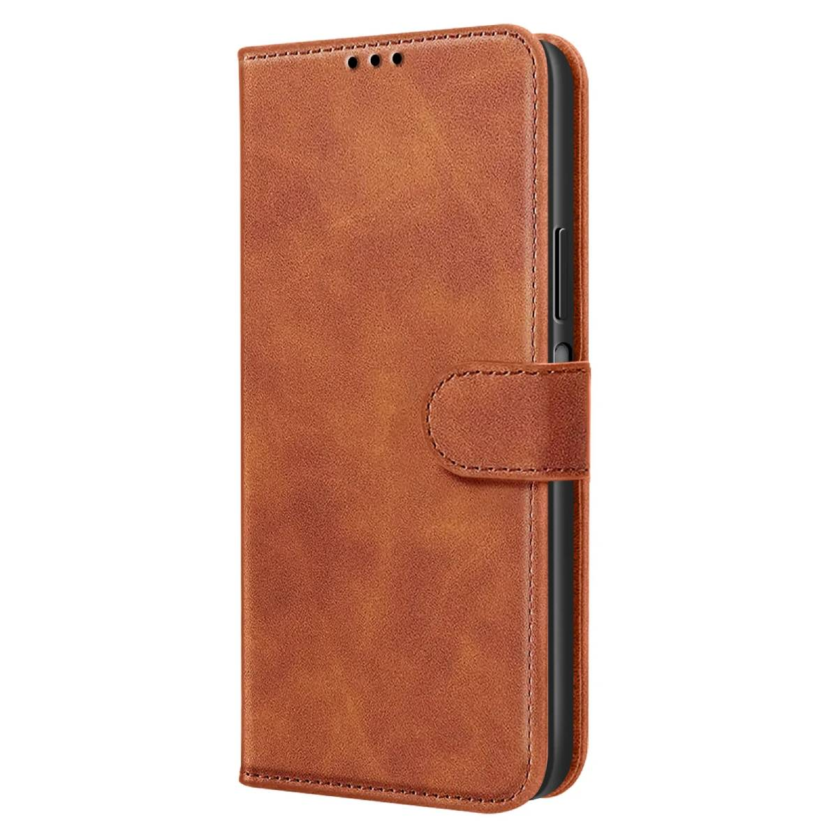 Una custodia per telefono in pelle marrone. La custodia è chiusa con una chiusura magnetica. Il telefono è nero.