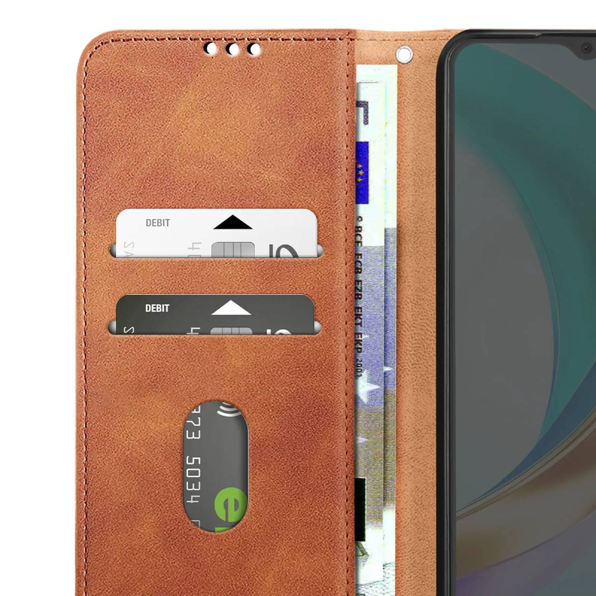 Custodia per telefono in pelle marrone con carte e una banconota visibile. Lo schermo del telefono è nero. Carte di debito e una banconota sono all'interno.