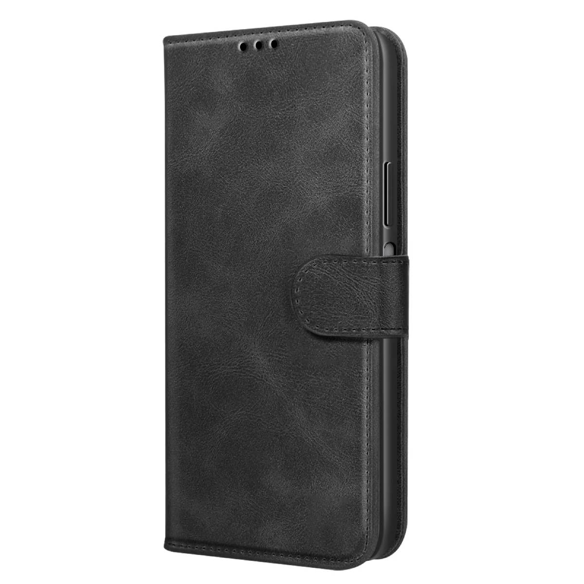 Viene mostrata una custodia per telefono in pelle nera. È uno stile a portafoglio, con patta e chiusura magnetica. La custodia ha una superficie strutturata.