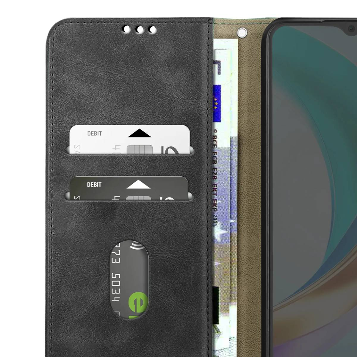 Portafoglio nero con carte di debito e un telefono. Contiene denaro e uno smartphone. Il portafoglio è aperto.