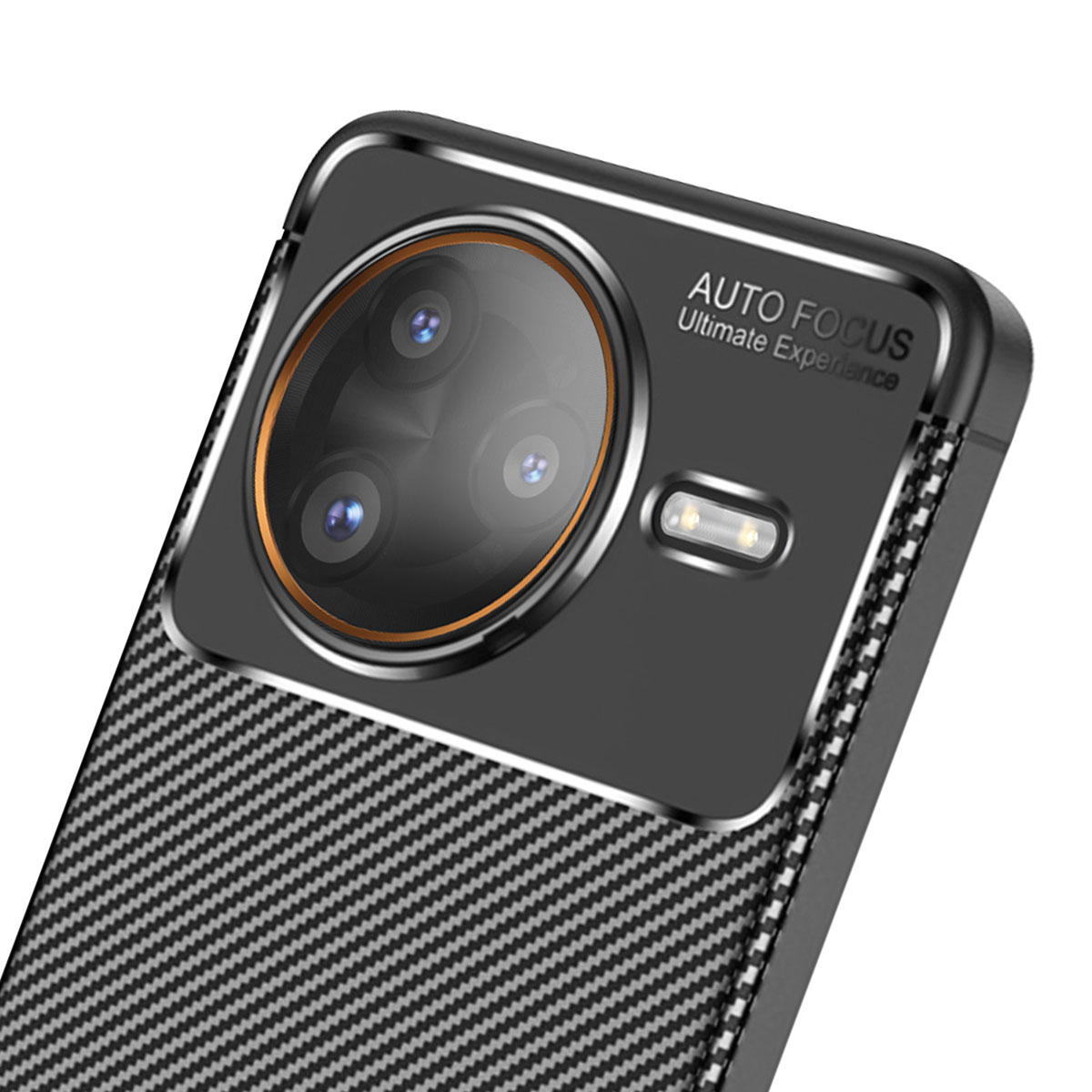 Primo piano del retro di uno smartphone. Presenta un modulo fotocamera con tre lenti, testo autofocus. Texture simile alla fibra di carbonio.