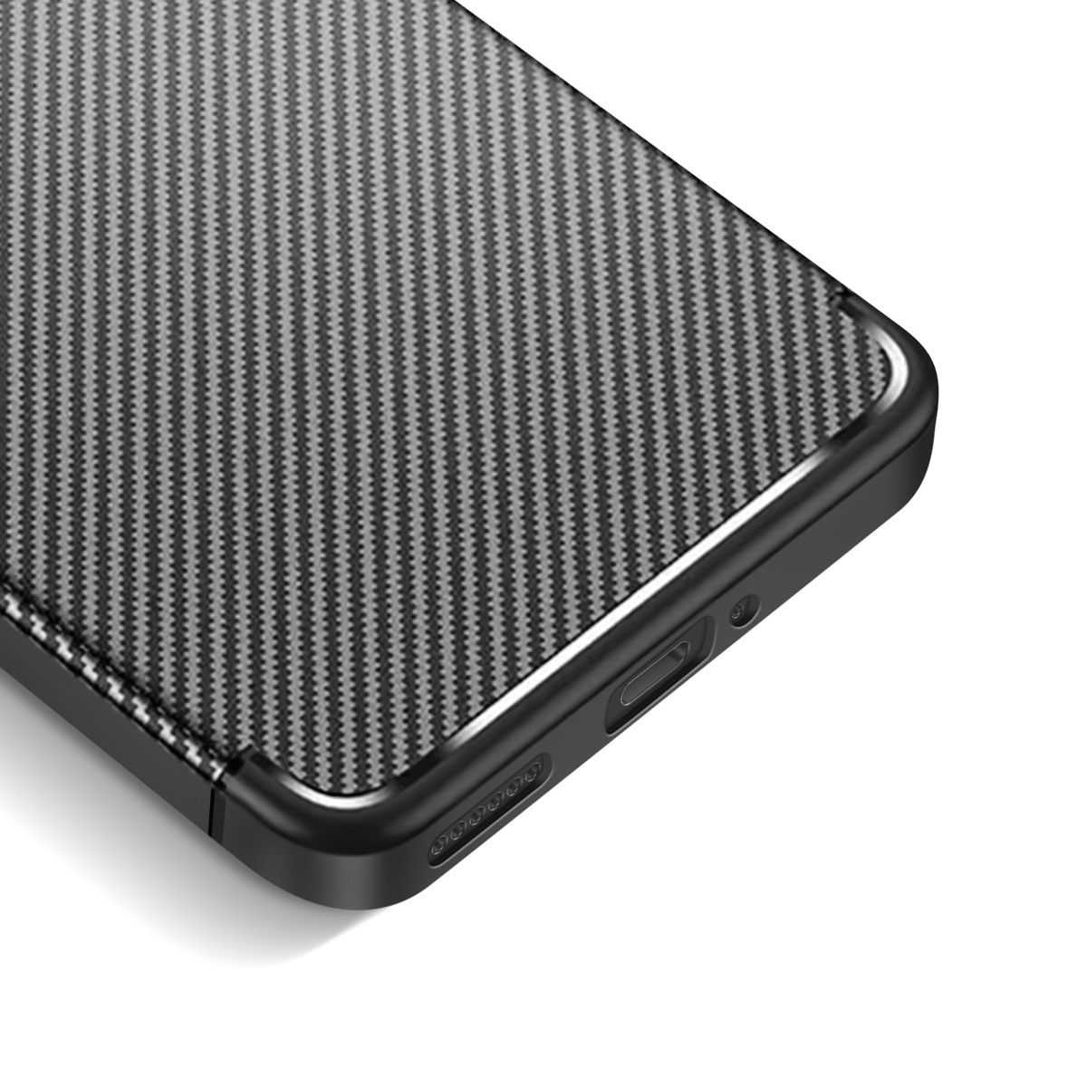 Primo piano di una custodia per telefono con texture in fibra di carbonio. La custodia è nera con finiture argentate e pulsanti laterali.