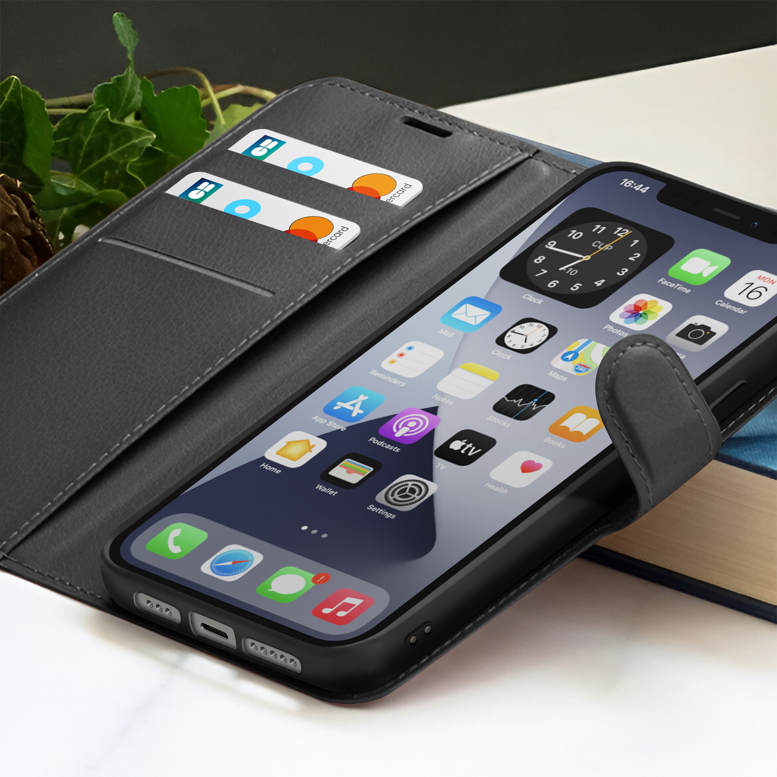 Een iPhone in een zwarte hoes toont zijn startscherm. Twee creditcards zitten in de kaartsleuven van de hoes.