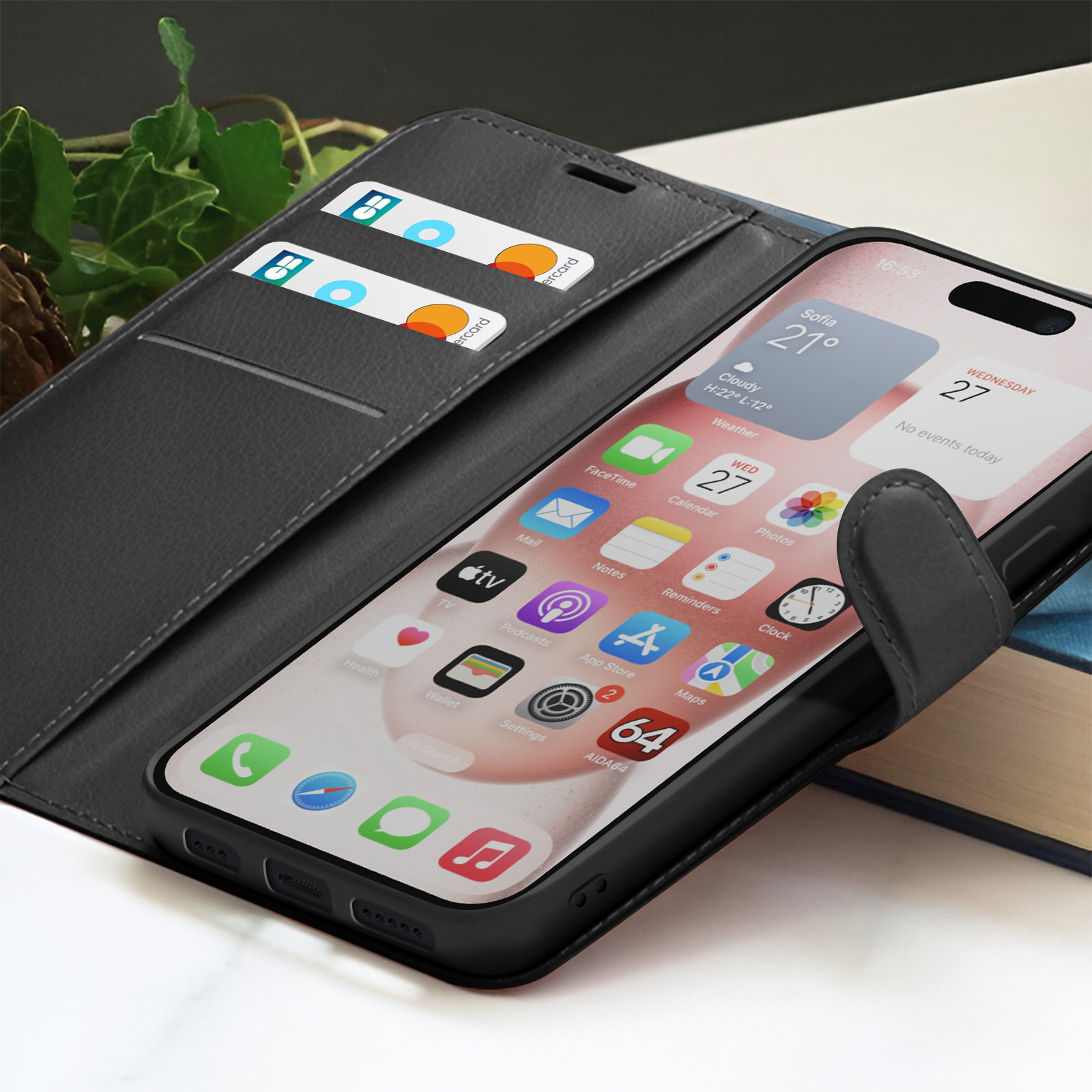 Un smartphone dans un étui noir est ouvert, montrant l'écran. Des cartes de crédit sont dans une poche. Le fond est flou.