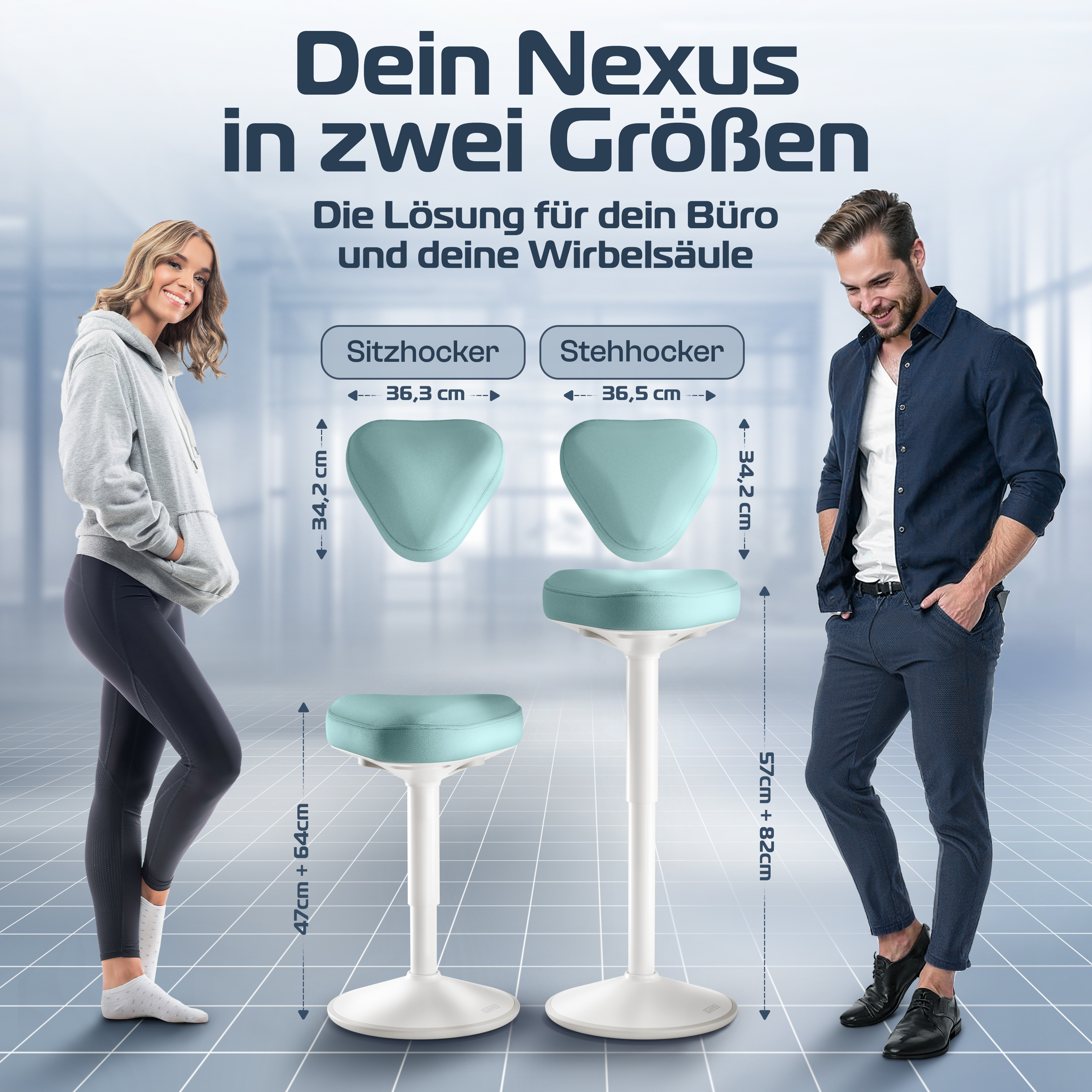 Das Bild zeigt zwei Personen mit zwei Hockern. Die Hocker sind weiß mit blauen Sitzen. Text lautet: Dein Nexus in zwei Größen.