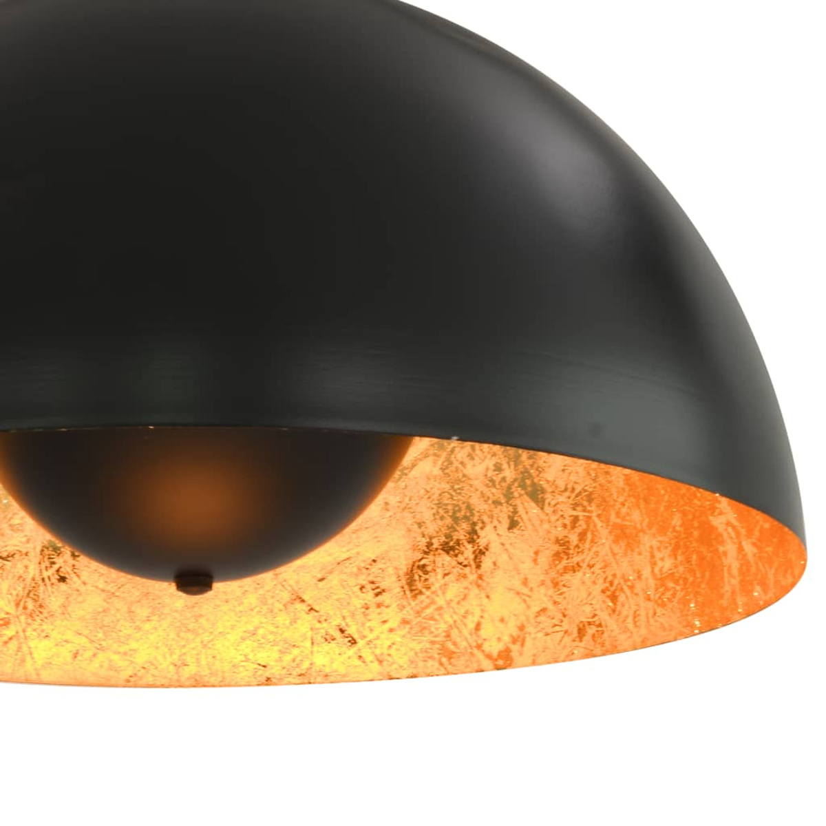 Nahaufnahme eines schwarzen Lampenschirms mit Goldblatt-Innenseite. Die Lampe hat eine abgerundete Form, der Hintergrund ist weiß.