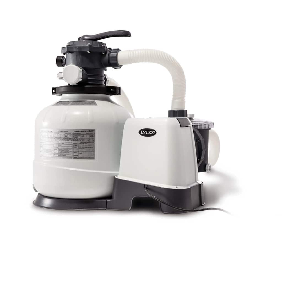 Weiß-graue Intex-Sandfilterpumpe. Sie hat einen zylindrischen Tank, ein Steuerventil und eine Pumpeneinheit mit weißem Schlauch verbunden.