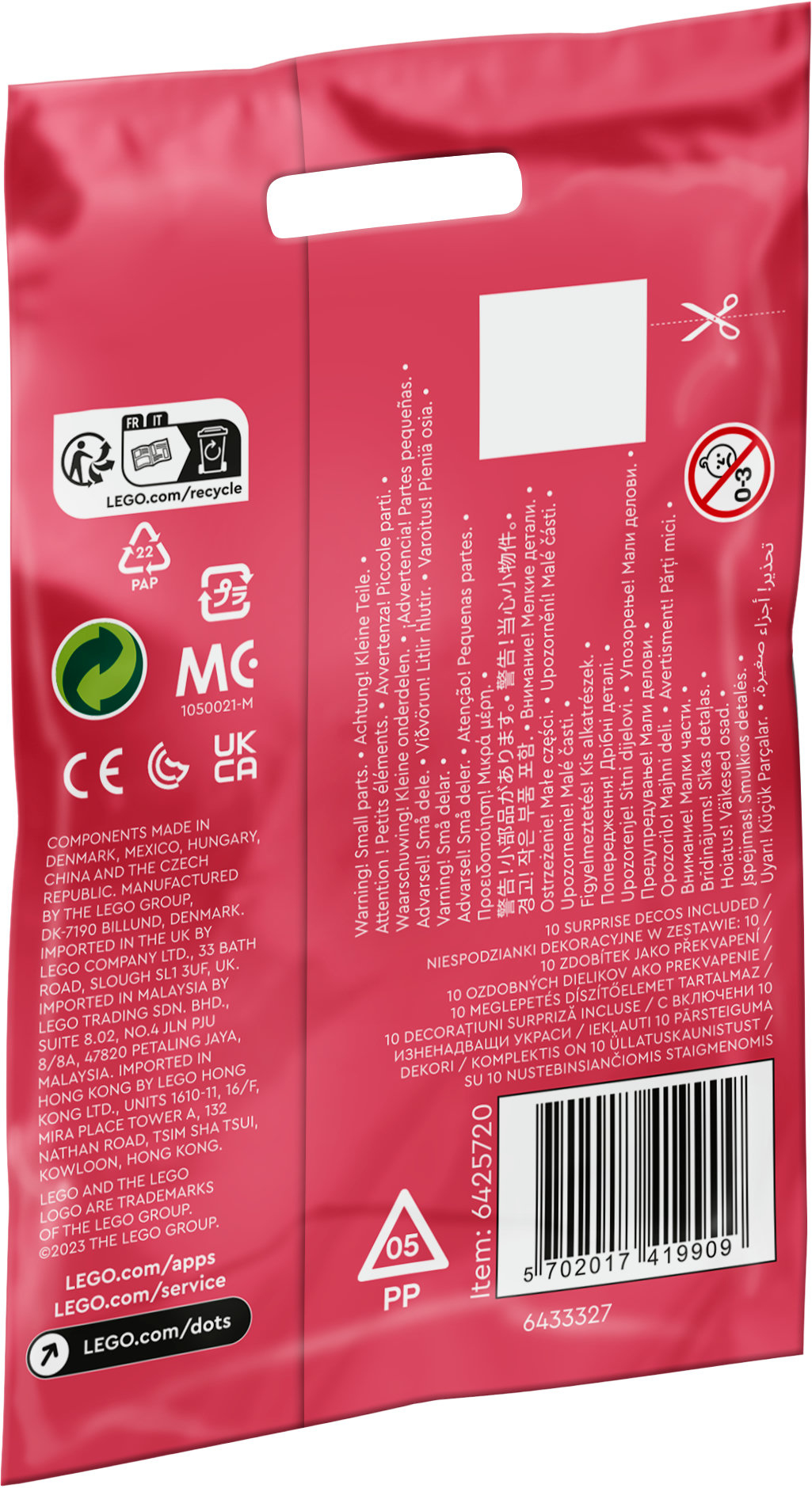 Czerwona torba LEGO z tekstem i symbolami recyklingu. Zawiera ostrzeżenie o małych częściach i kod produktu.