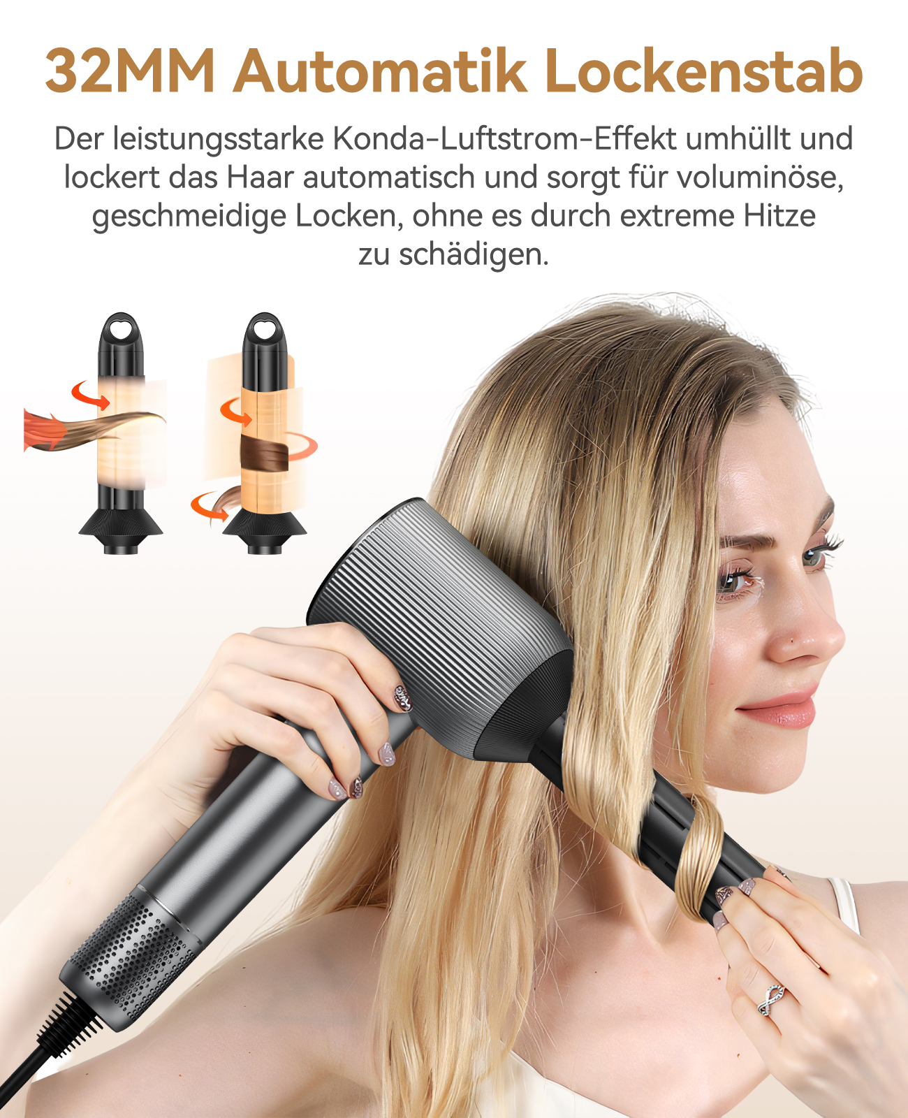 Frau benutzt einen Lockenstab. Das Gerät ist grau und schwarz. Blondes Haar. Der Hintergrund ist weiß.
