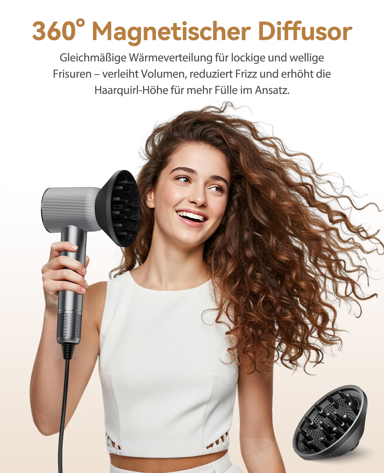 Eine Frau hält einen silbernen Haartrockner mit schwarzem Diffusor und lächelt. Ihr braunes Haar ist lockig. Ein weiterer Diffusor ist rechts.