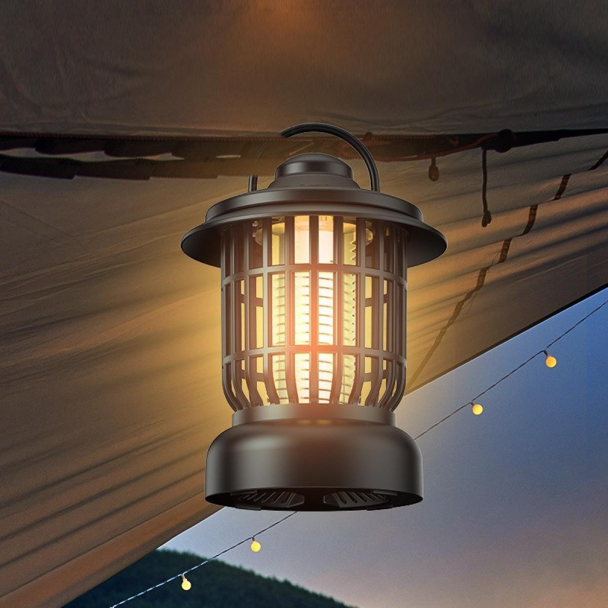 Eine schwarze Laterne mit Griff hängt unter einer Leinwand. Im Inneren leuchtet ein Licht. Kleine gelbe Lichter auf einer Schnur im Hintergrund.