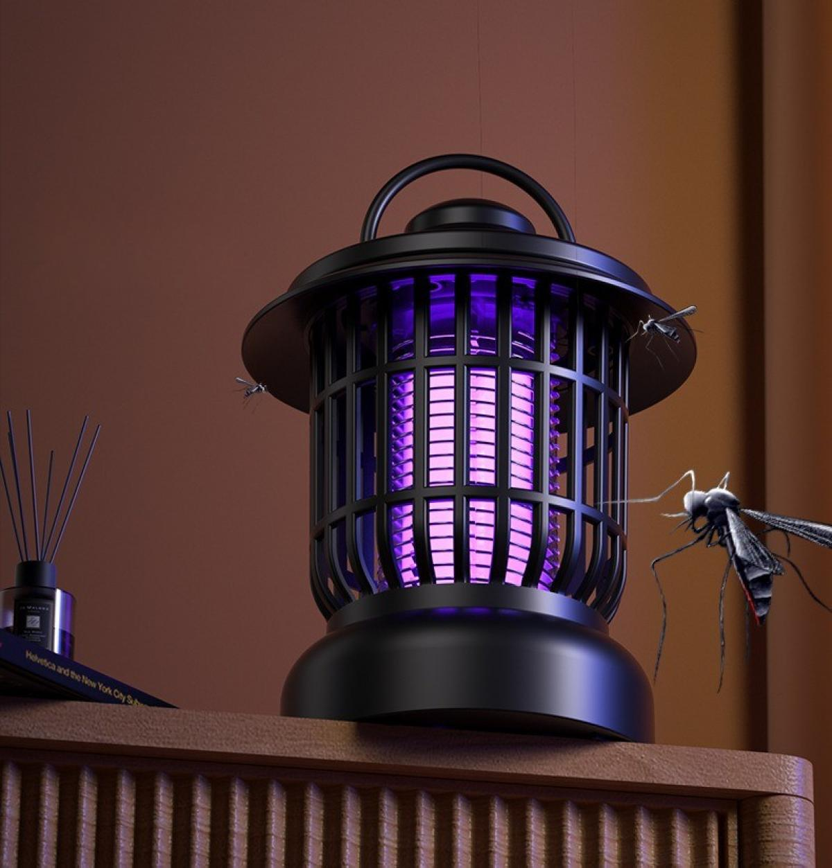 Ein schwarzer Moskitofänger mit violettem Licht zieht Moskitos an. Eine Mücke steht kurz davor, gebrutzelt zu werden. Brauner Hintergrund und Holzschrank.