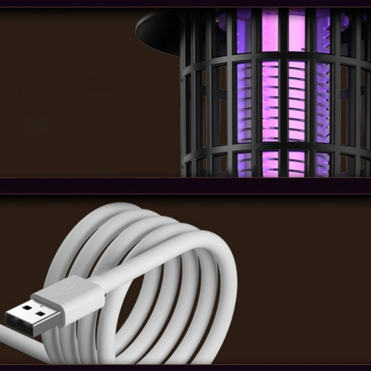 Schwarzer Insektenvernichter mit violettem Licht und weißem USB-Kabel, aufgerollt. Dunkelbrauner Hintergrund mit Regal.