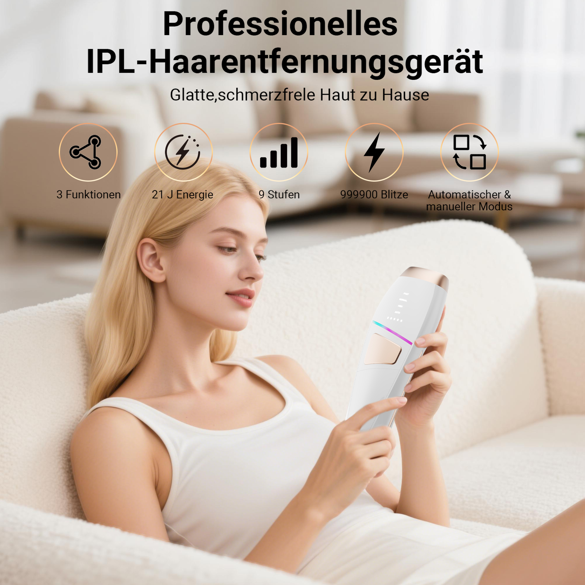 Eine Frau hält ein IPL-Haarentfernungsgerät. Das Gerät ist weiß mit goldenen Akzenten. Der Hintergrund ist ein beiges Sofa.