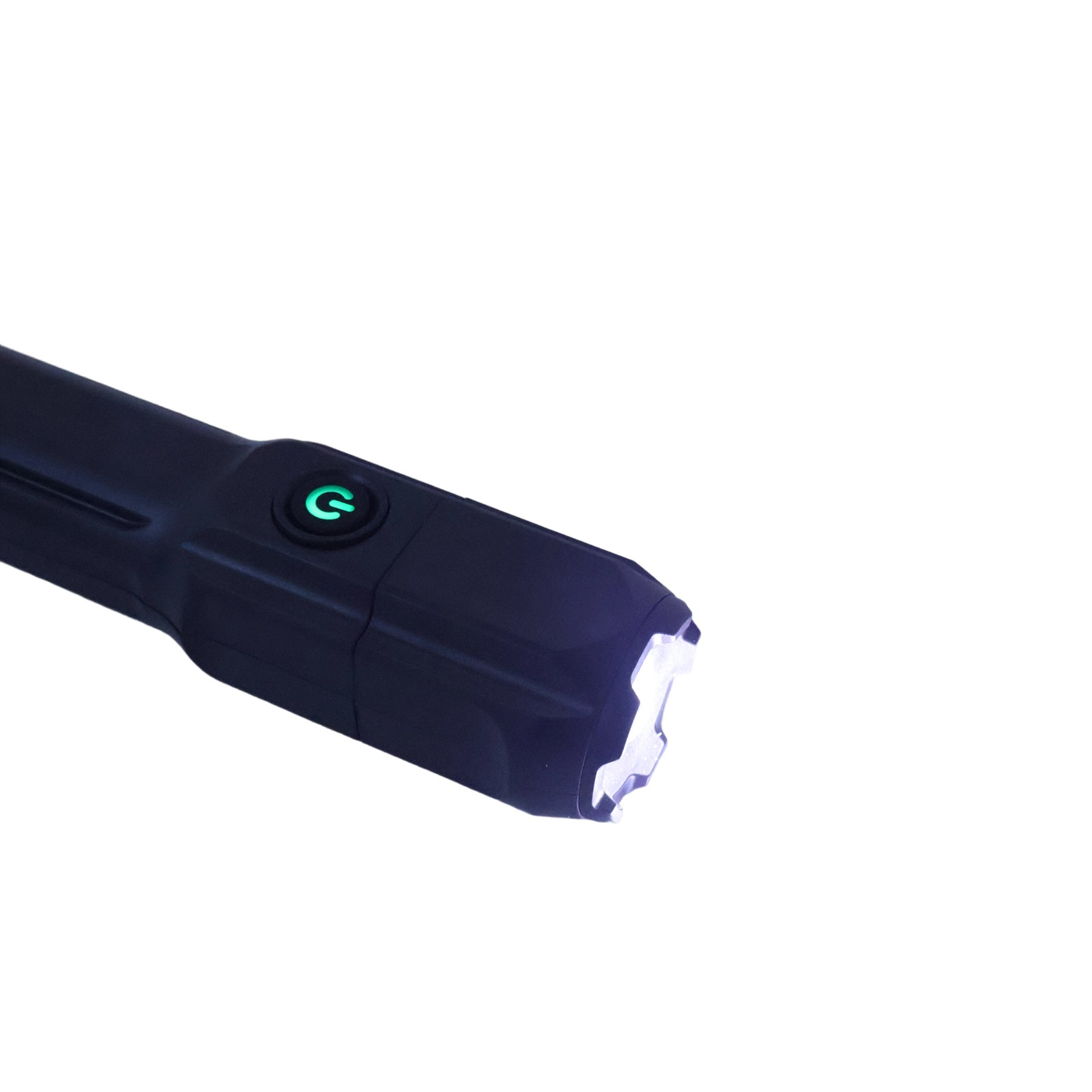Eine schwarze Taschenlampe mit grünem Einschaltknopf ist nach rechts abgewinkelt. Das Licht ist eingeschaltet und strahlt hellweiß.