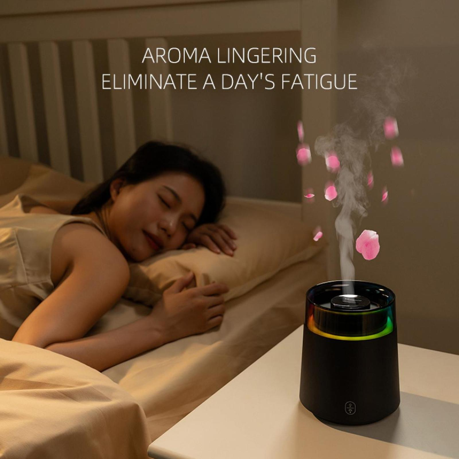 Frau schläft im Bett neben einem Tisch mit einem Diffusor. Rosa Blütenblätter schweben. Text sagt: „Aroma verweilt, beseitigt die Müdigkeit des Tages“
