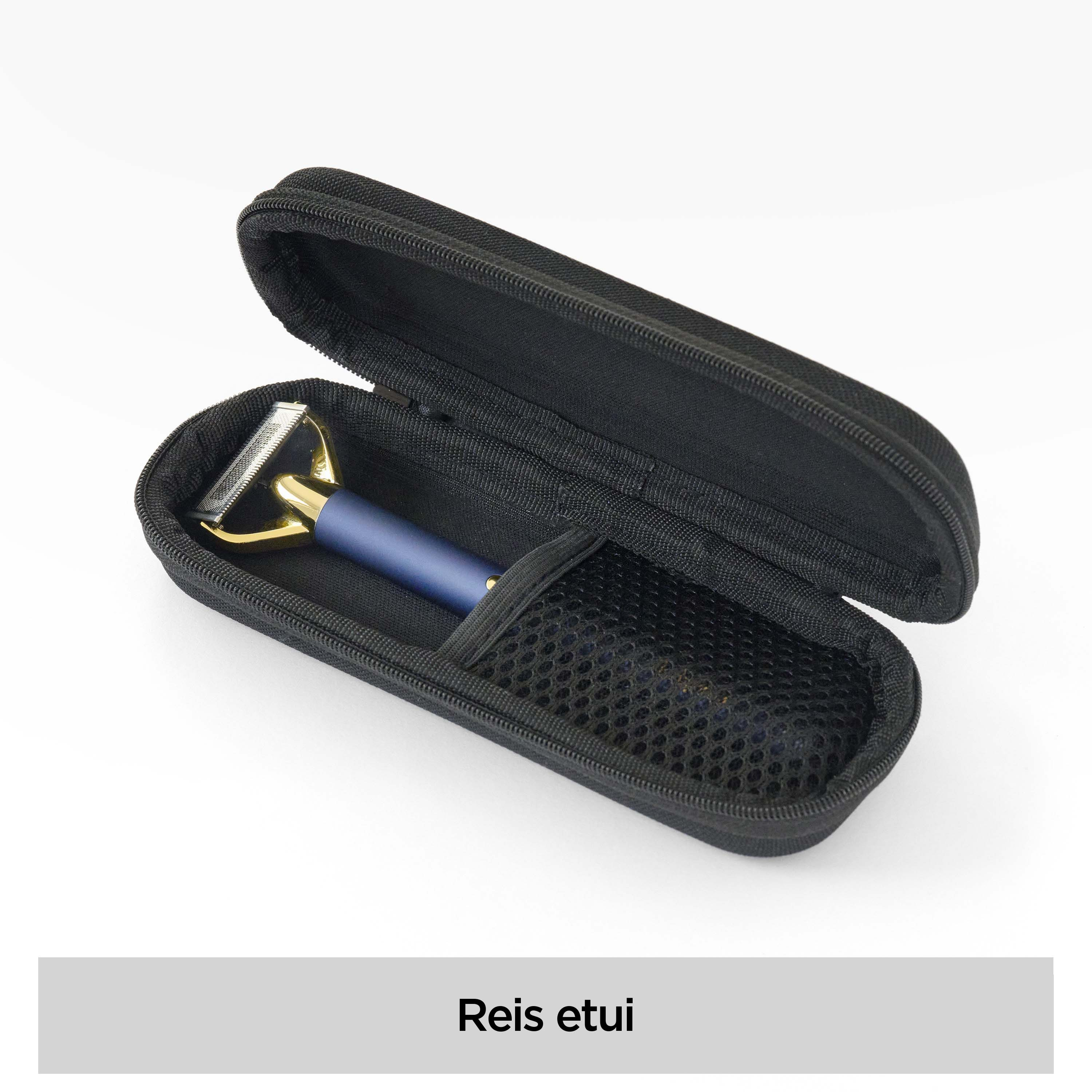 Offener schwarzer Koffer mit blauem und goldenem Rasierer. Der Koffer steht auf weißem Untergrund.